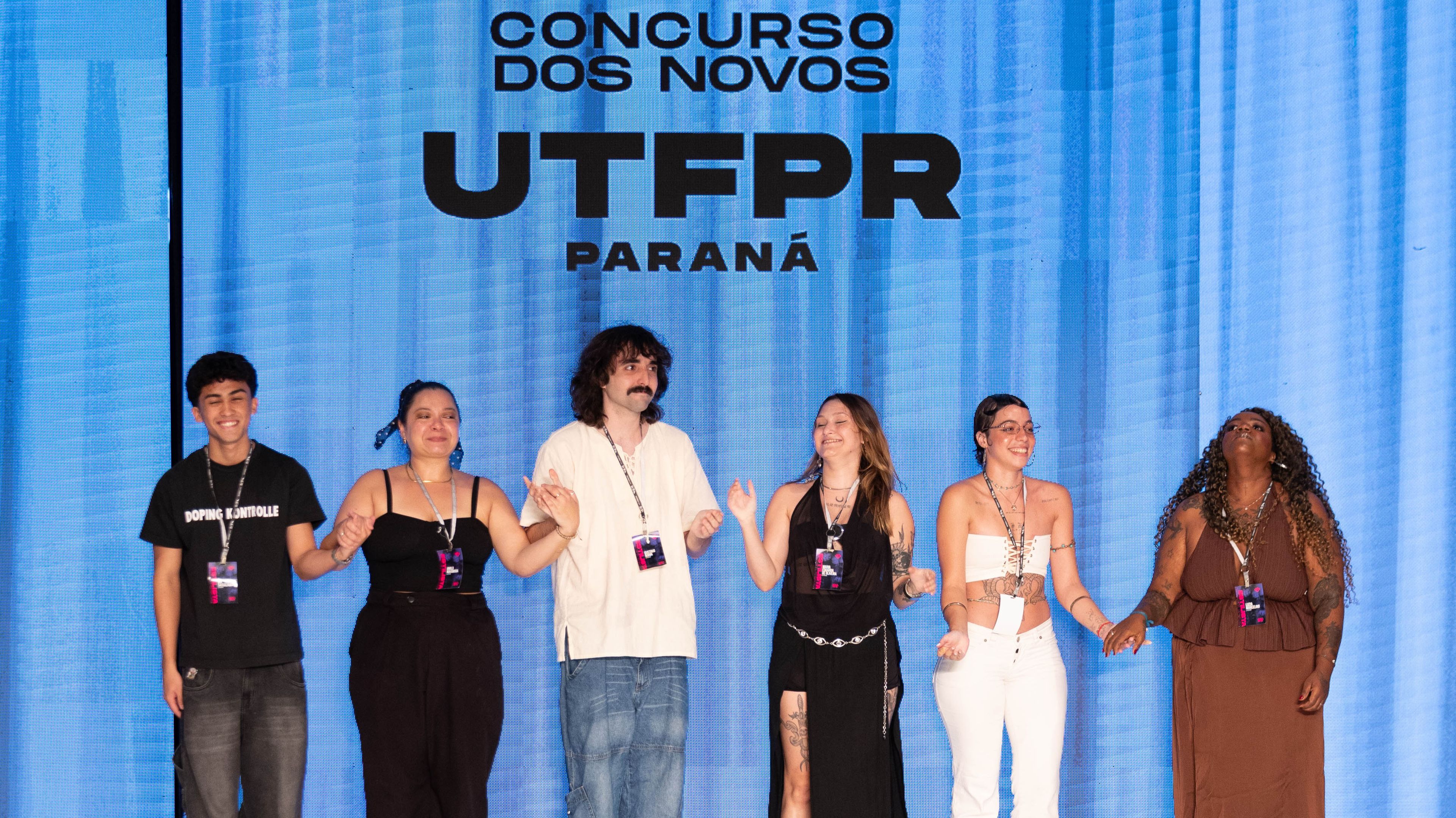 Desfile do Concurso dos Novos no DFB Festival 2026, com estudantes de moda apresentando criações autorais na passarela.