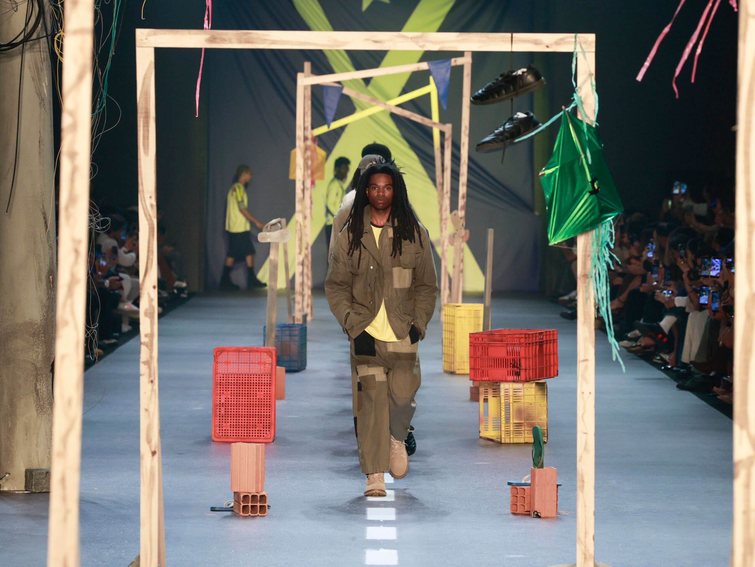 Peças da collab entre Pool e PIET inspiradas na potência cultural do futebol, apresentadas na Rio Fashion Week.