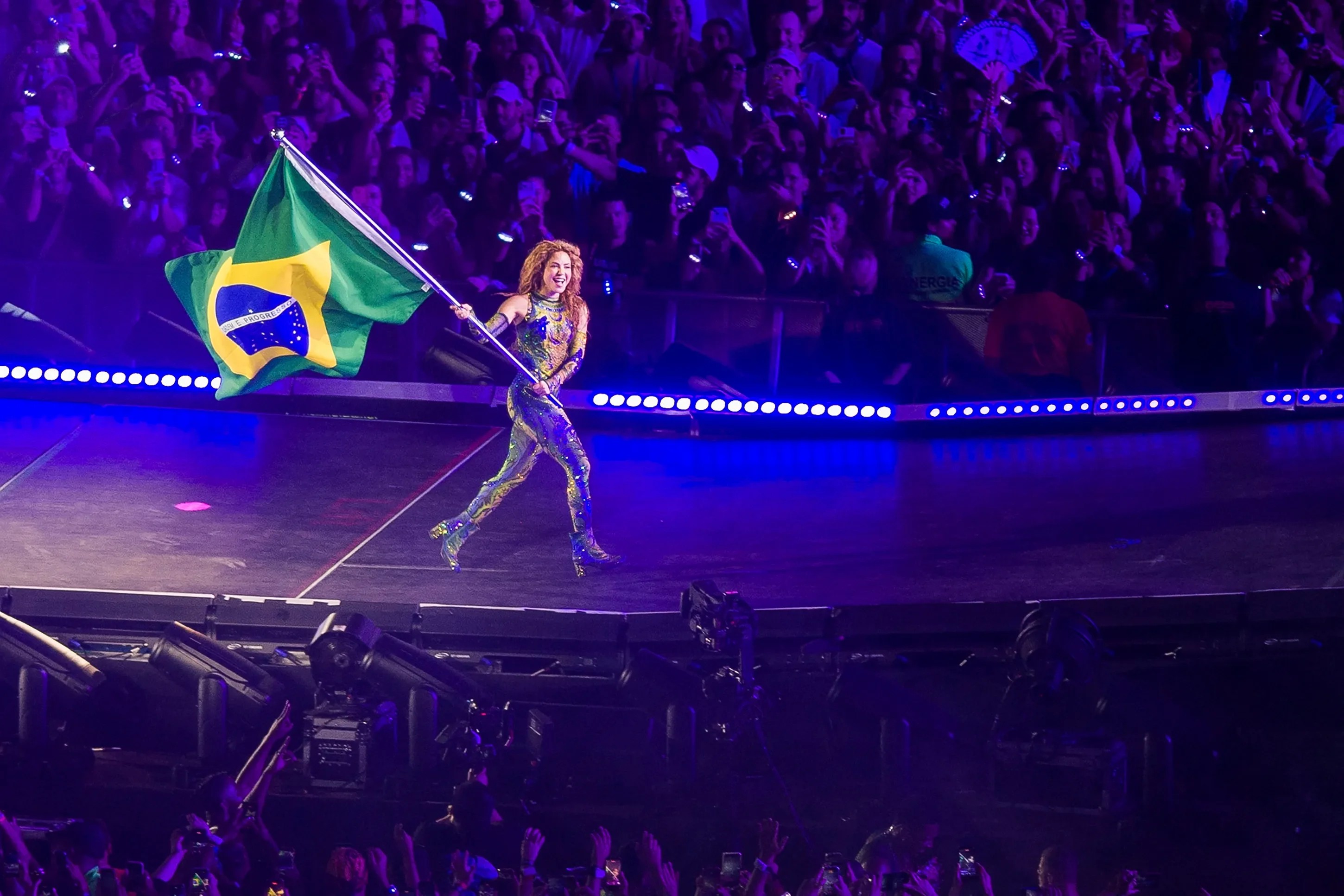Shakira canta em Copacabana diante de uma multidão reunida na praia.