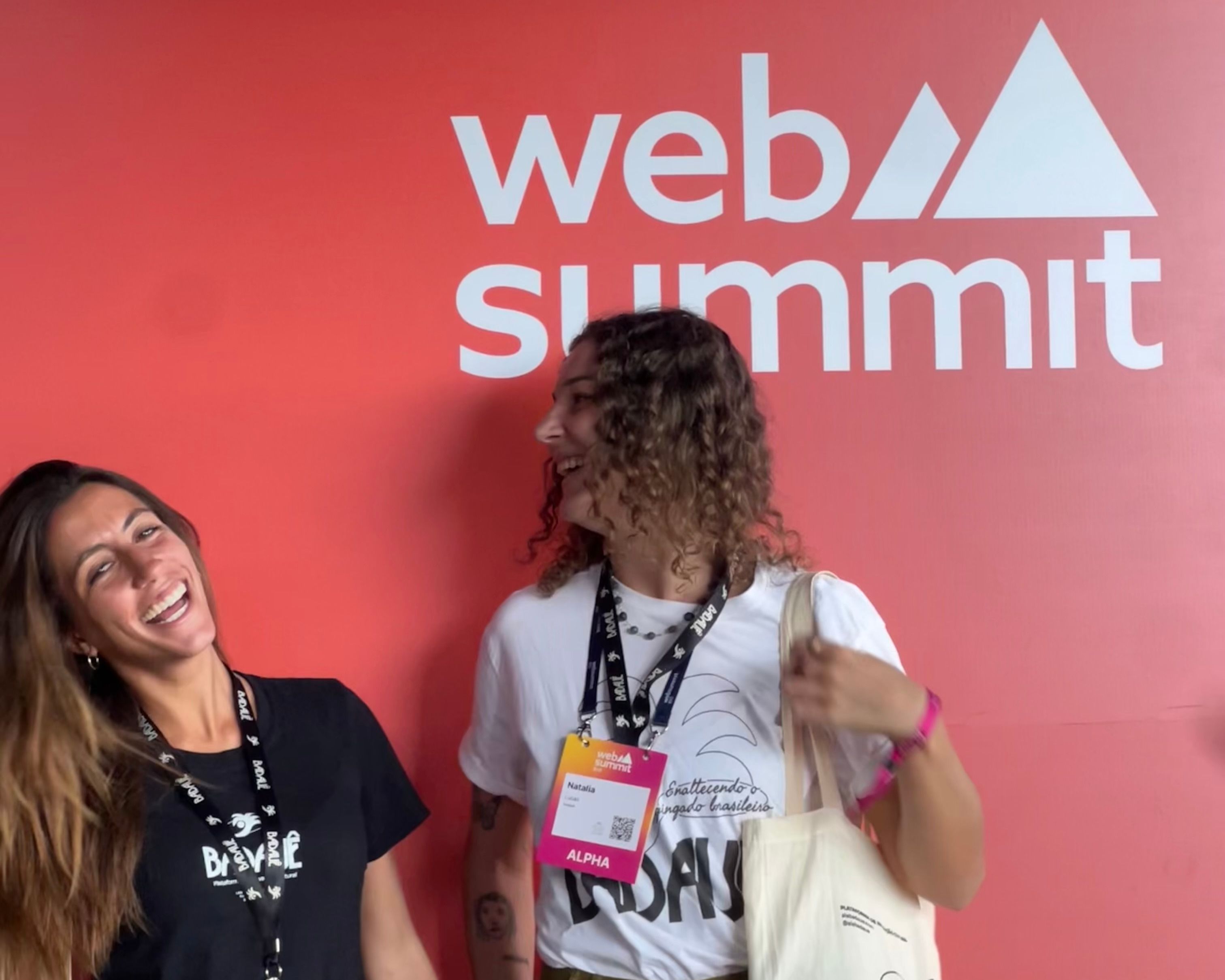 Alicia Cesario e Natália Lucas, fundadoras da Badauê na ediçāo de 2025 do Web Summit Rio.