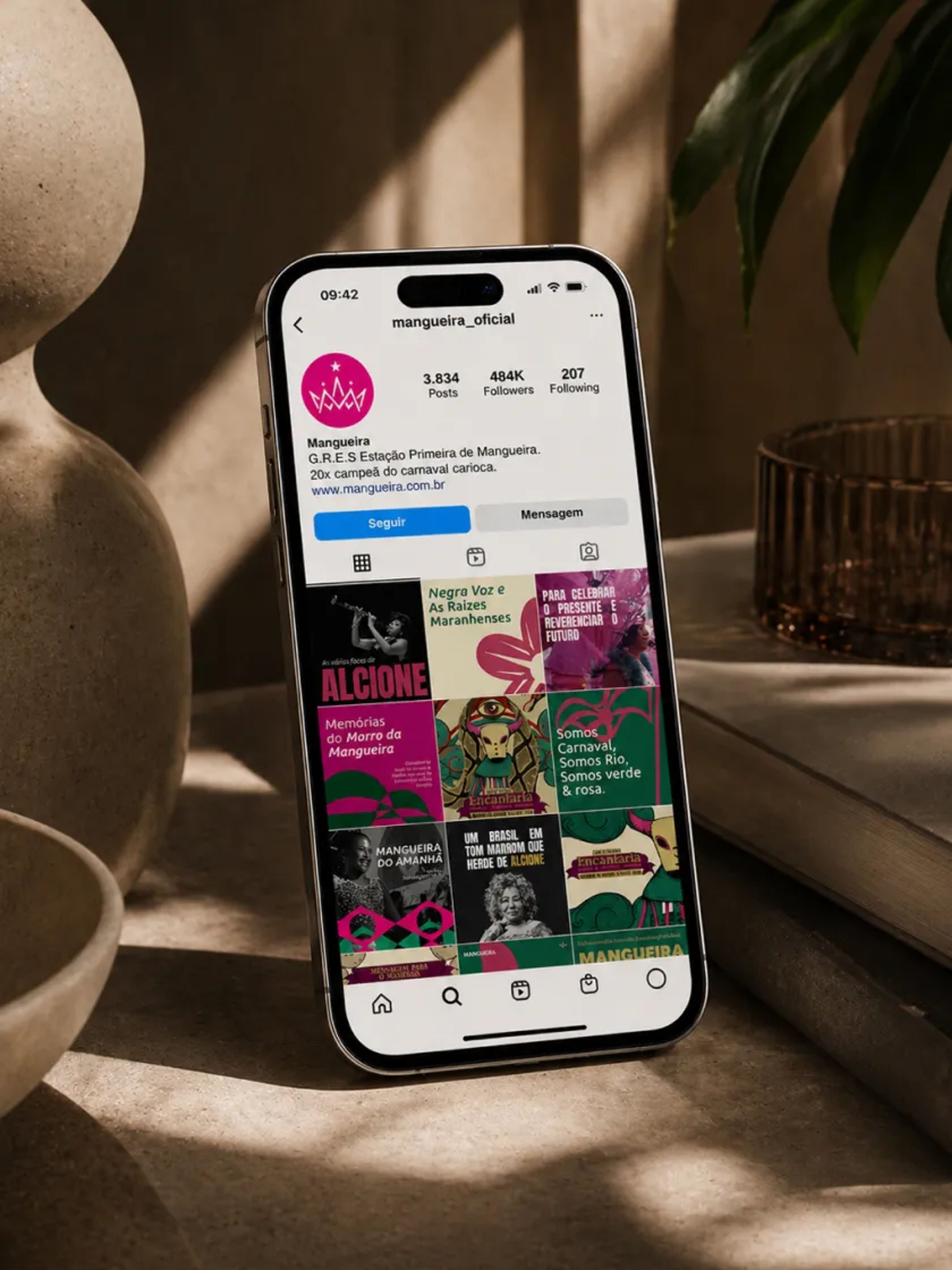 Feed da Mangueira, desenvolvido pela Badauê, durante a campanha do Carnaval 2024.