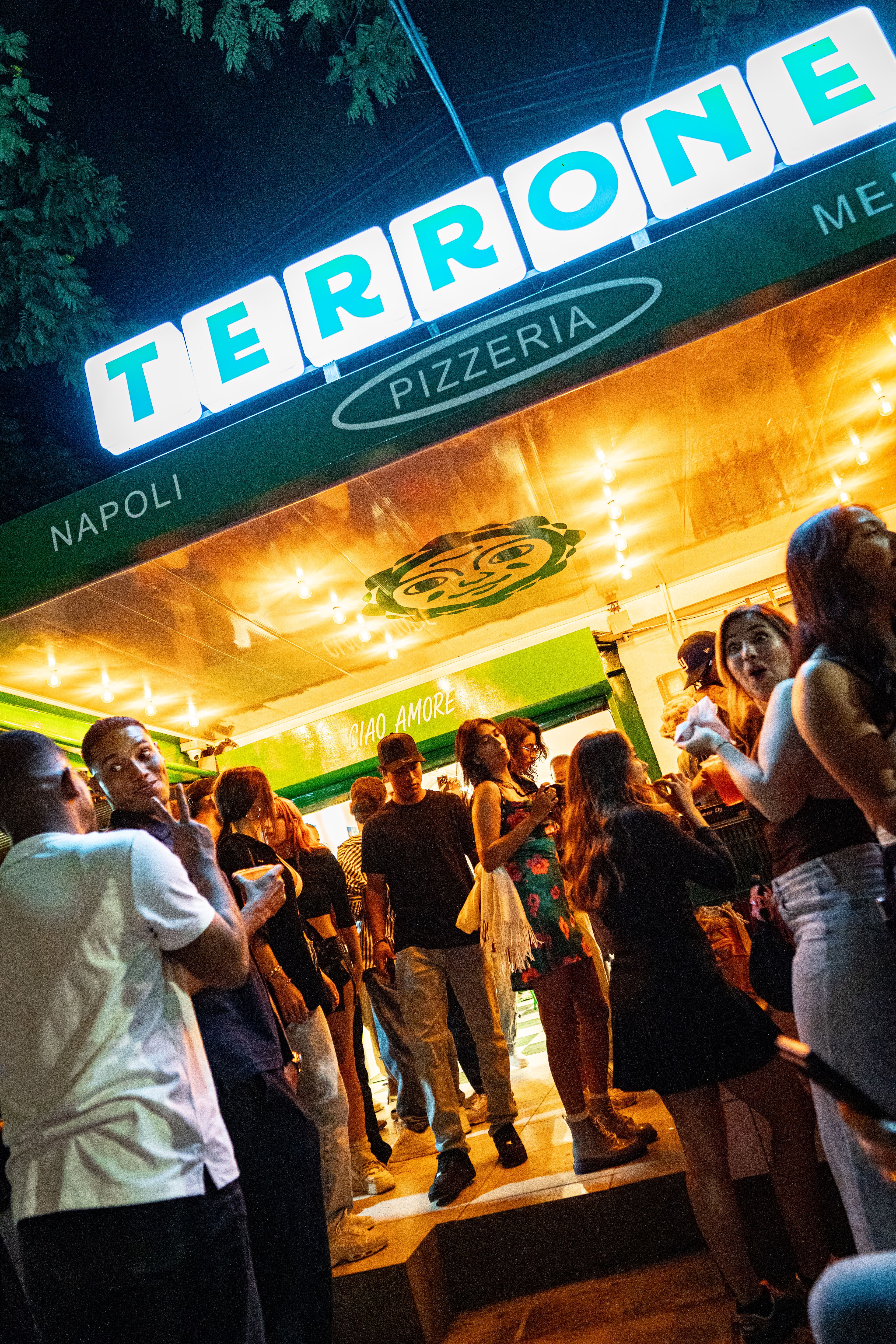 Terrone Pizzeria inaugura em Medellín com branding à la Badauê — imagem 1