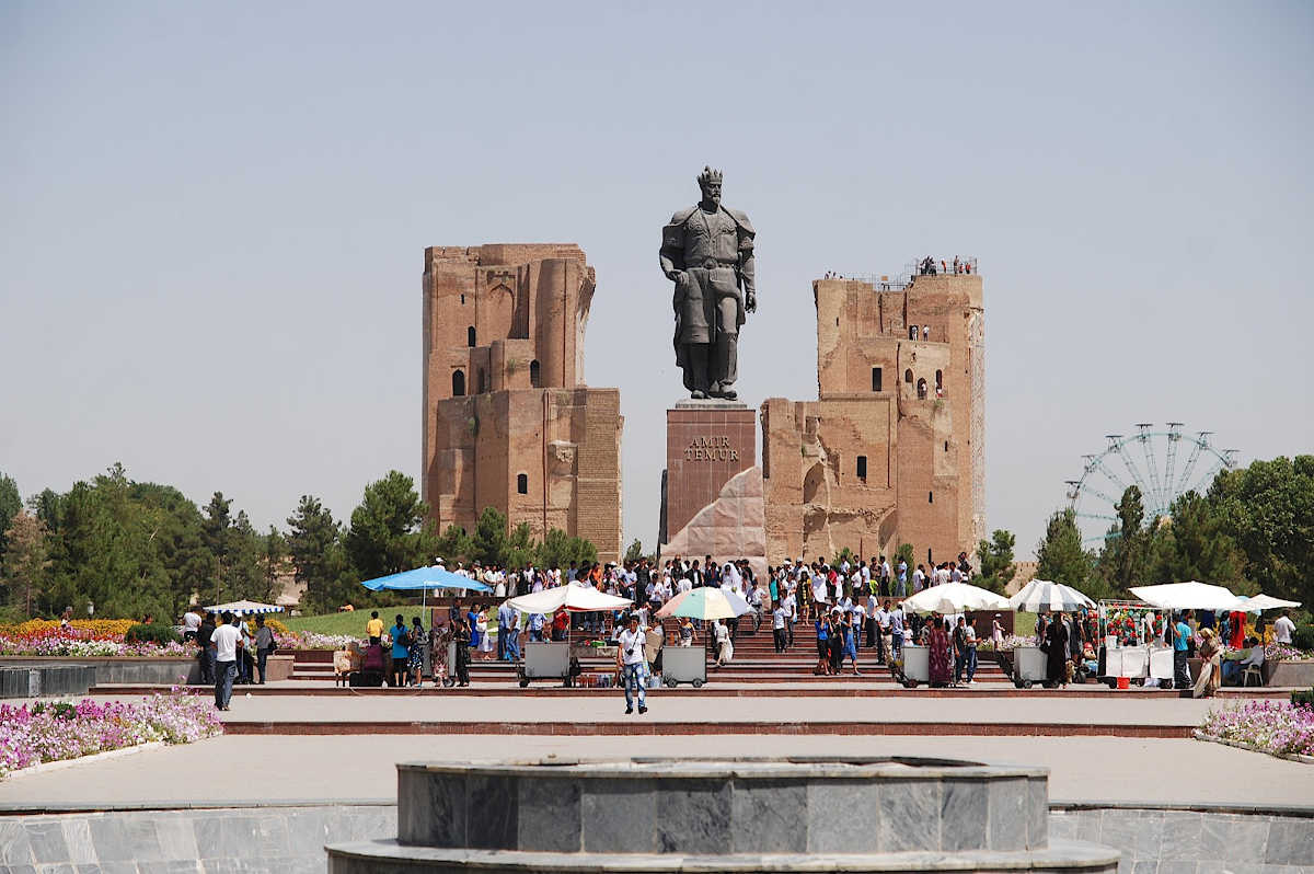 Statue d'Amir Temur devant le palais Ak-Saray classé par l'UNESCO à Chakhraboub, Ouzbékistan.