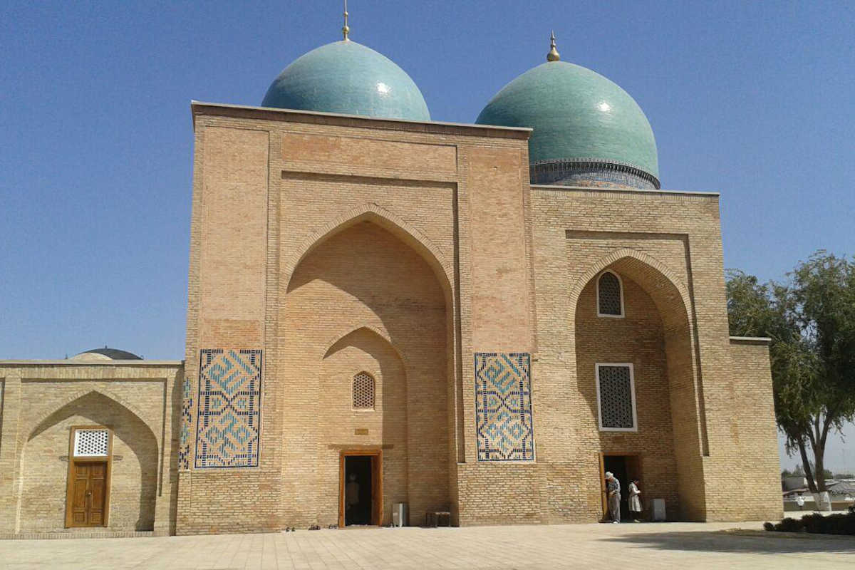 Shahrisabz: Das historische Dorut Tilovat Ensemble mit blauen Kuppeln in Usbekistan.