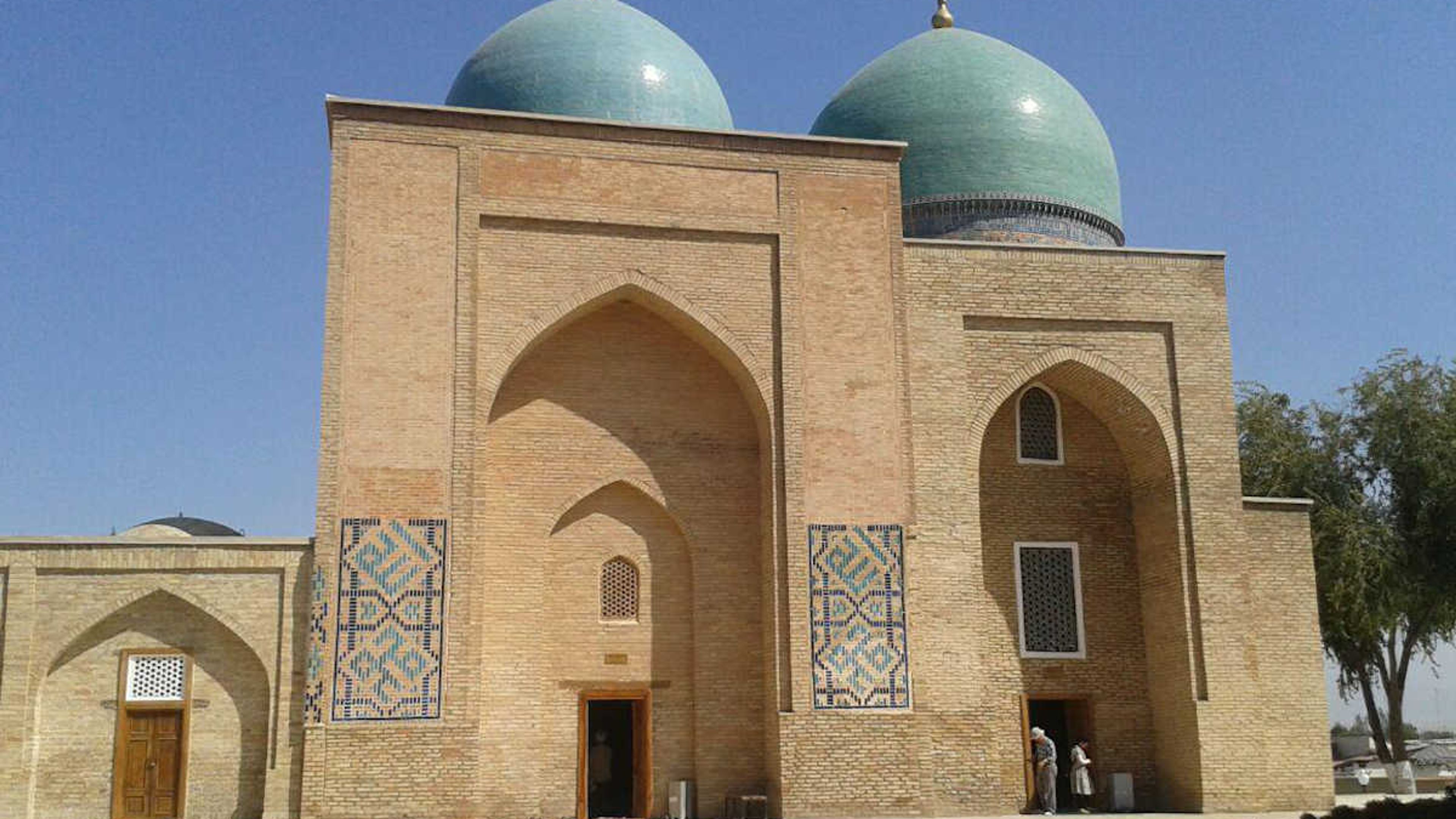 Shahrisabz: Das historische Dorut Tilovat Ensemble mit blauen Kuppeln in Usbekistan.