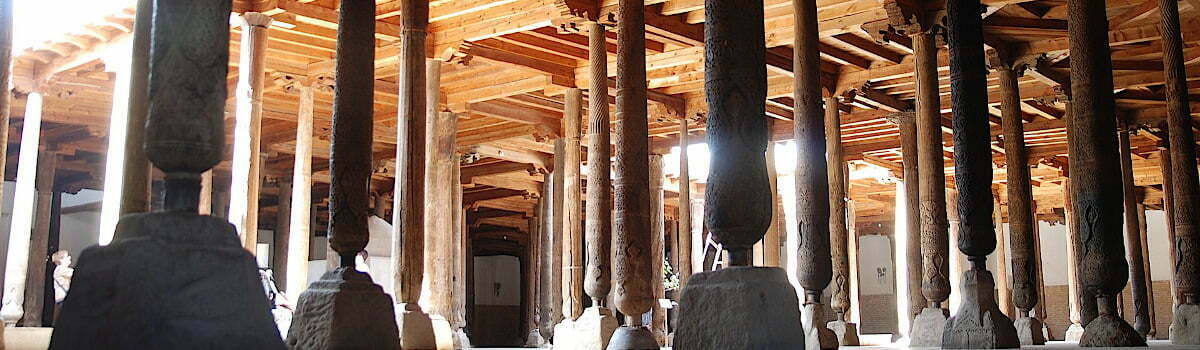 Colonne di legno intagliato nella Moschea Juma a Khiva, Uzbekistan – UNESCO