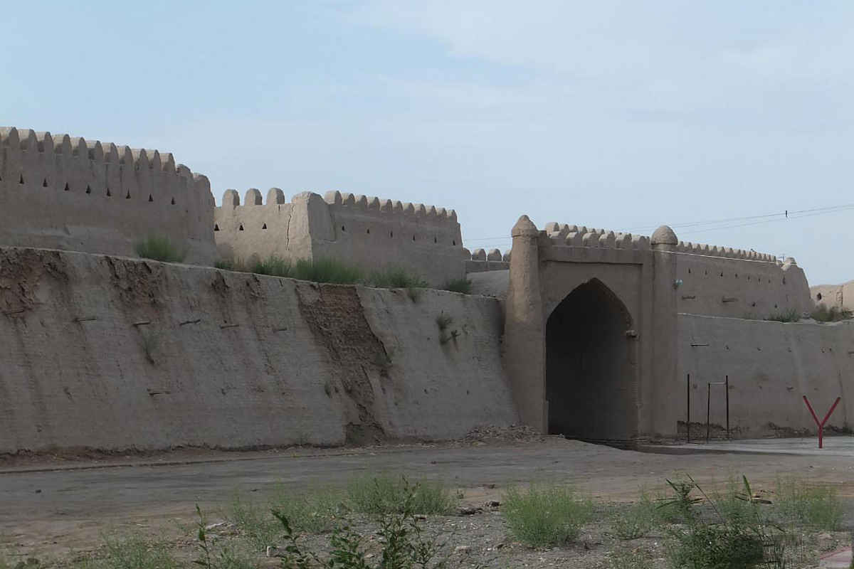 Remparts historiques en brique crue de la forteresse Dishan Kala à Khiva, Ouzbékistan, un site célèbre.