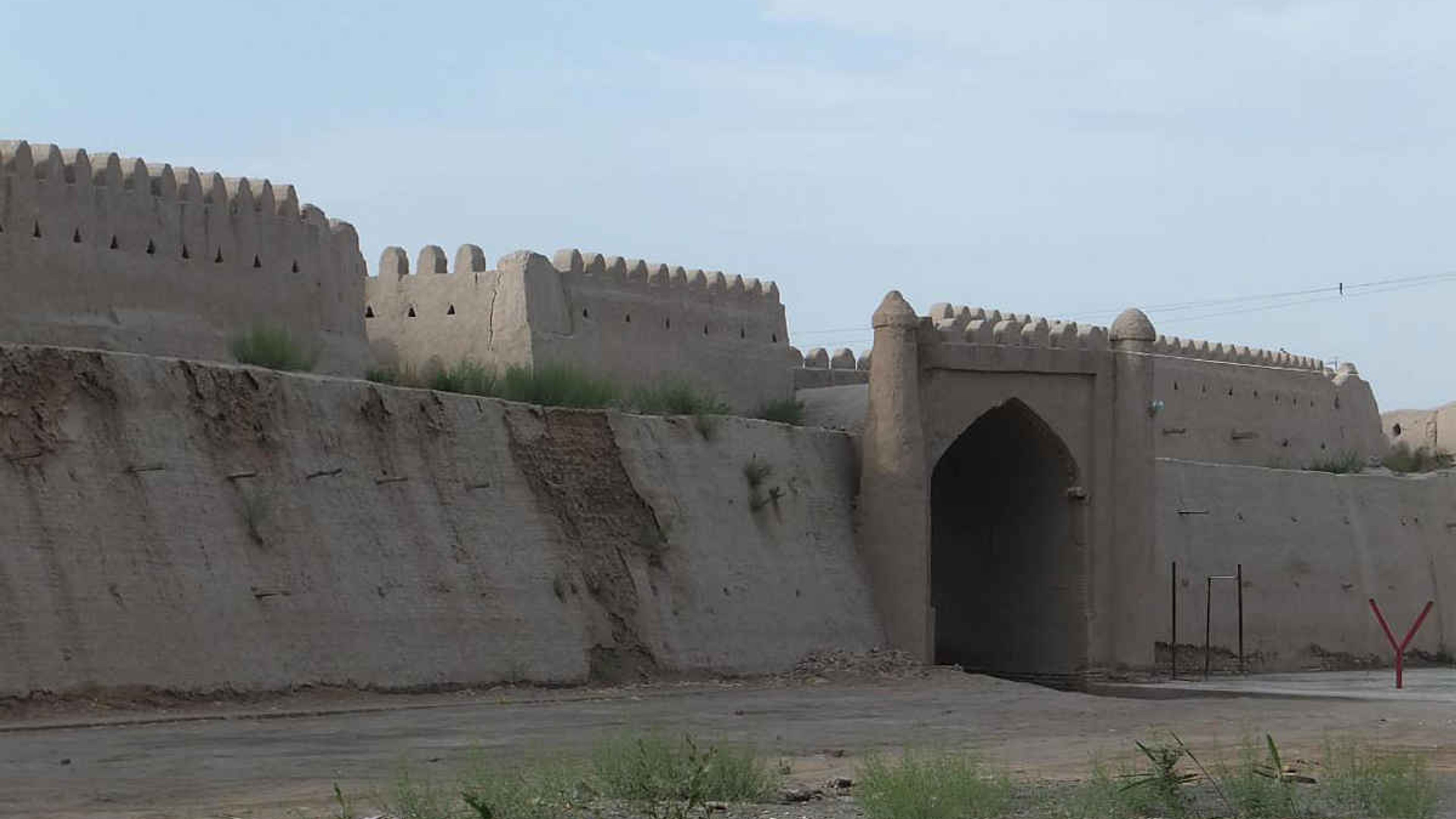 Remparts historiques en brique crue de la forteresse Dishan Kala à Khiva, Ouzbékistan, un site célèbre.