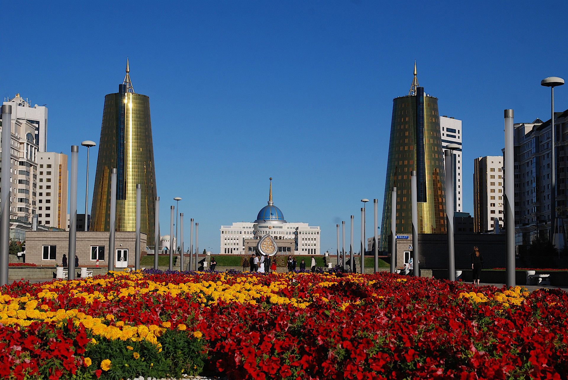 Vue du boulevard Nurzhol à Astana, Kazakhstan, avec parterre de fleurs et le palais présidentiel Akorda.