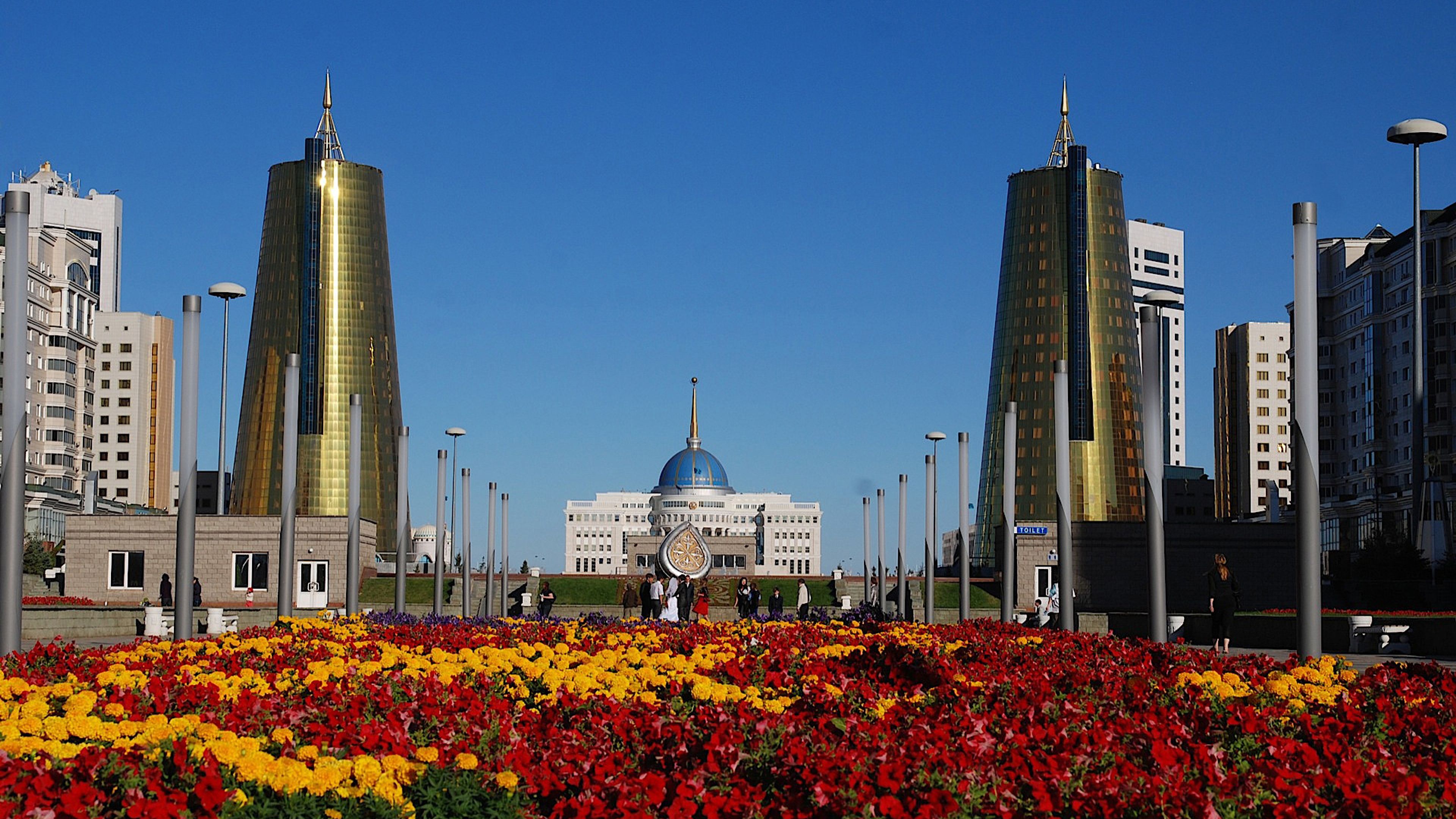 Vue du boulevard Nurzhol à Astana, Kazakhstan, avec parterre de fleurs et le palais présidentiel Akorda.