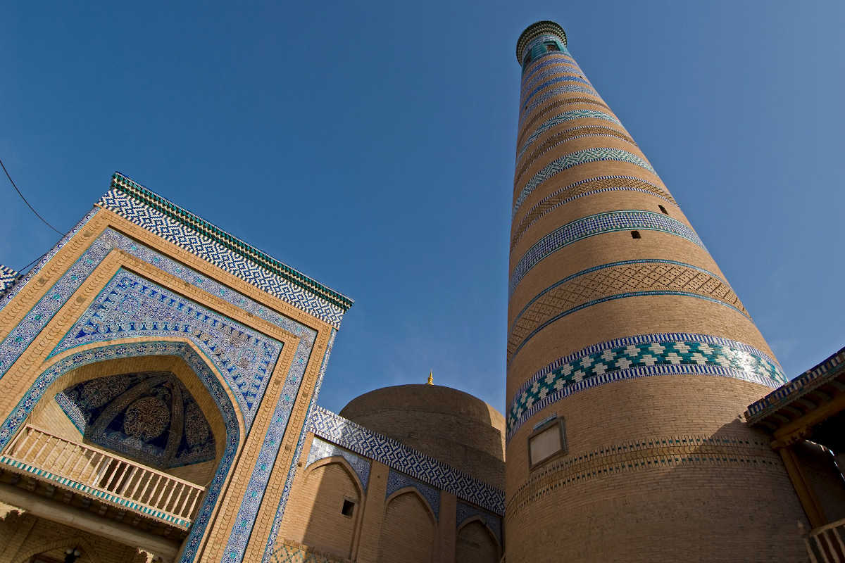 Islam-Khodja-Medrese und Minarett in Chiwa, Usbekistan – berühmte UNESCO-Sehenswürdigkeit der Seidenstraße.