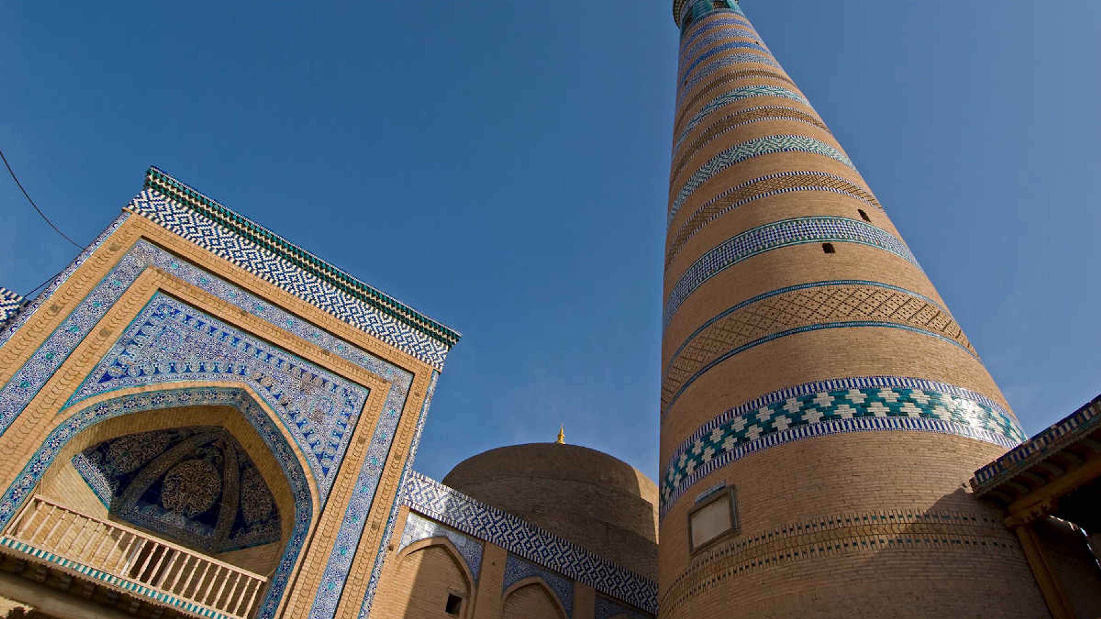 Islam-Khodja-Medrese und Minarett in Chiwa, Usbekistan – berühmte UNESCO-Sehenswürdigkeit der Seidenstraße.