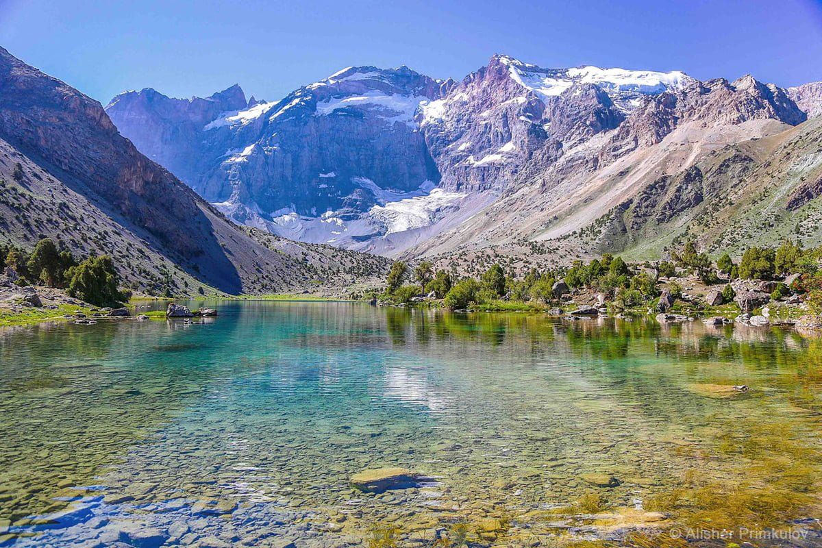 Kristallklarer Bergsee in den Fann-Gebirgen, Tadschikistan. Perfektes Ziel für Trekking-Reisen in Zentralasien.