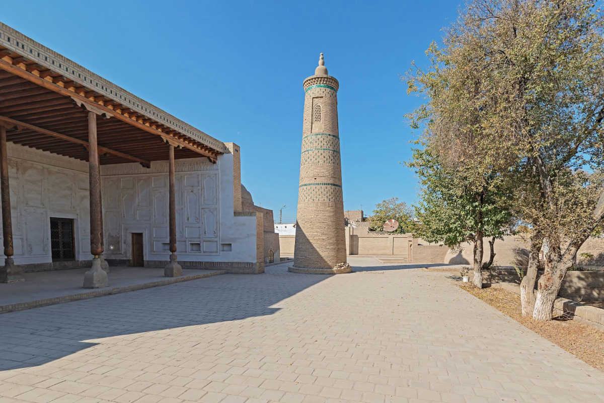 Minaret Turt Schaffaz et architecture historique dans la vieille ville UNESCO de Khiva, Ouzbékistan.