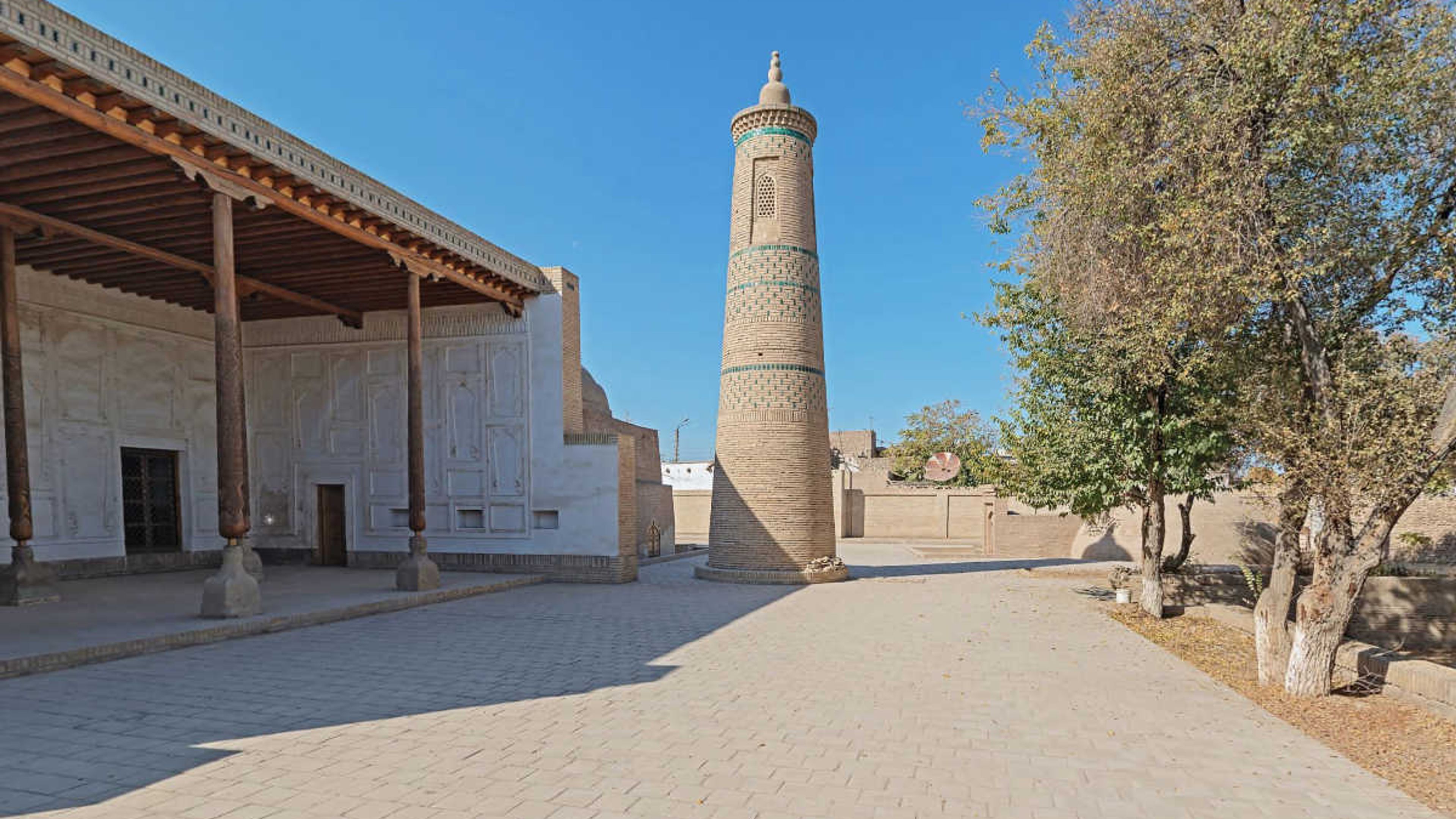 Minaret Turt Schaffaz et architecture historique dans la vieille ville UNESCO de Khiva, Ouzbékistan.