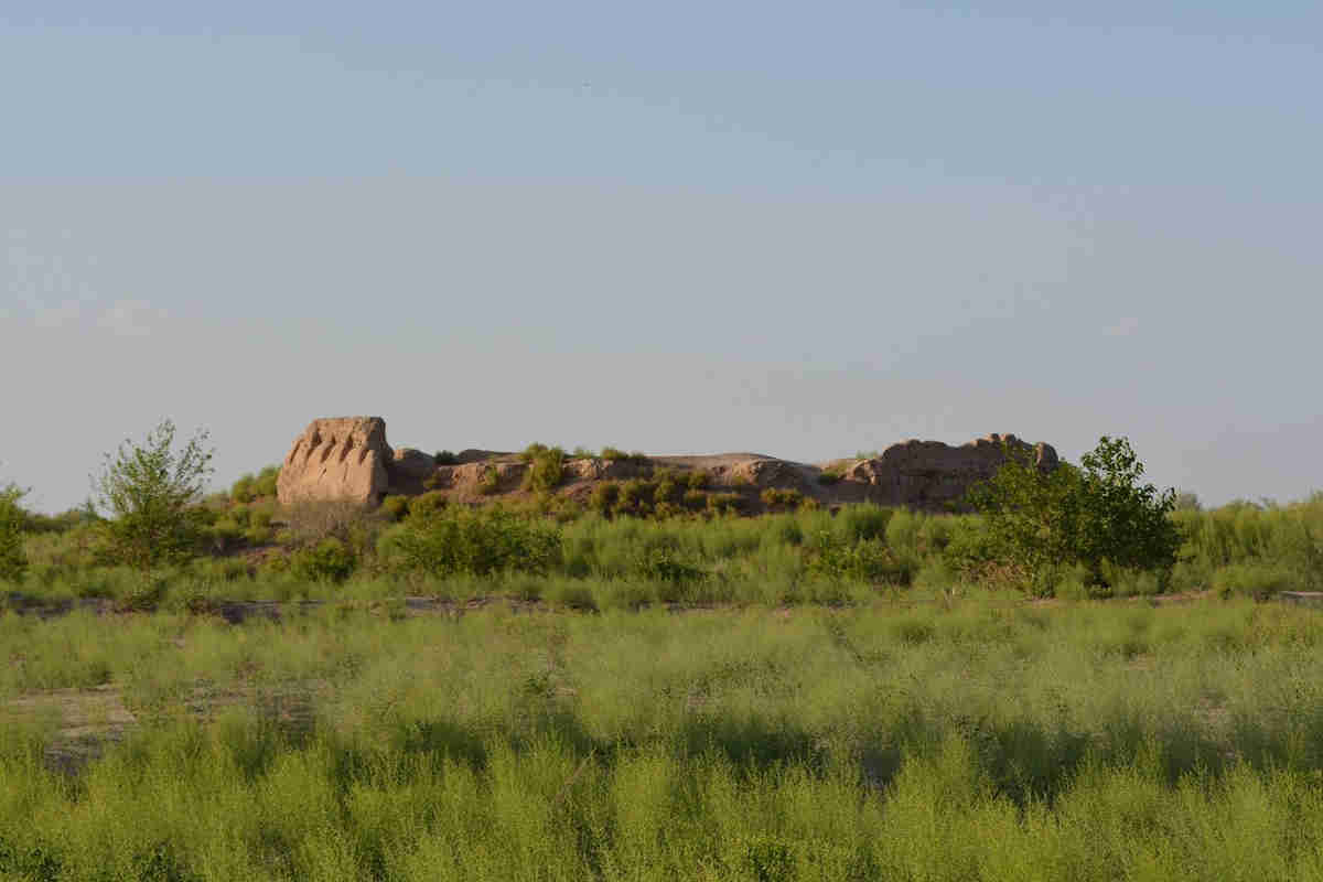 Antike Festung Koy Krylgan Kala in Karakalpakistan, Usbekistan – historische Sehenswürdigkeit in der Wüste.
