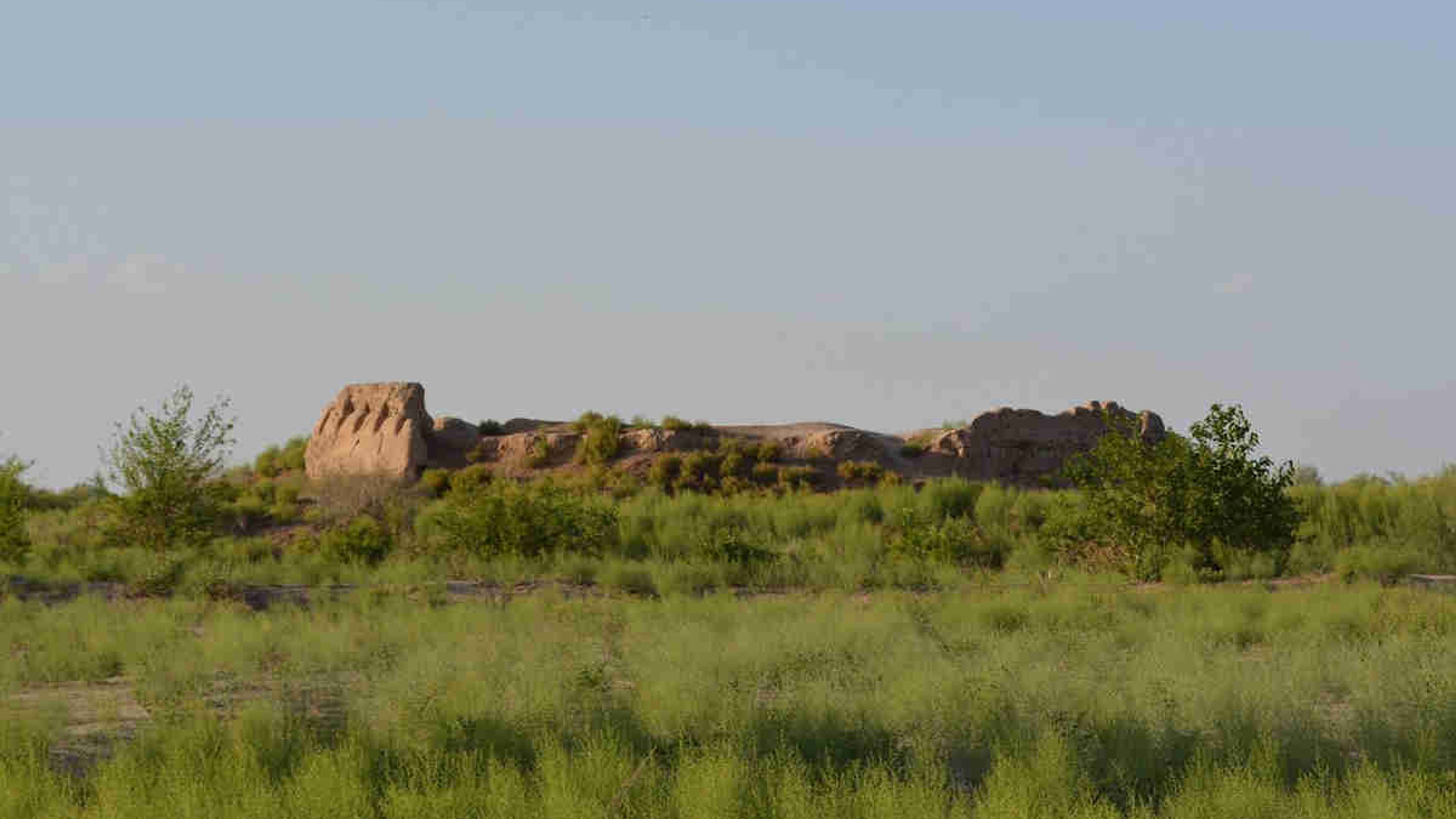 Antike Festung Koy Krylgan Kala in Karakalpakistan, Usbekistan – historische Sehenswürdigkeit in der Wüste.