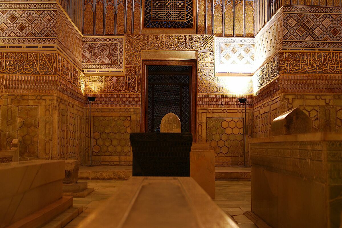 Interno lussuoso del Mausoleo di Gur-i Mir a Samarcanda, Uzbekistan con mosaici dorati e architettura islamica.
