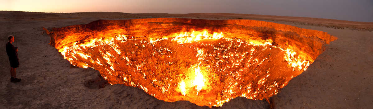 Cratère de gaz enflammé de Darvaza dans le désert du Karakoum, Turkménistan – voyage en Asie centrale.
