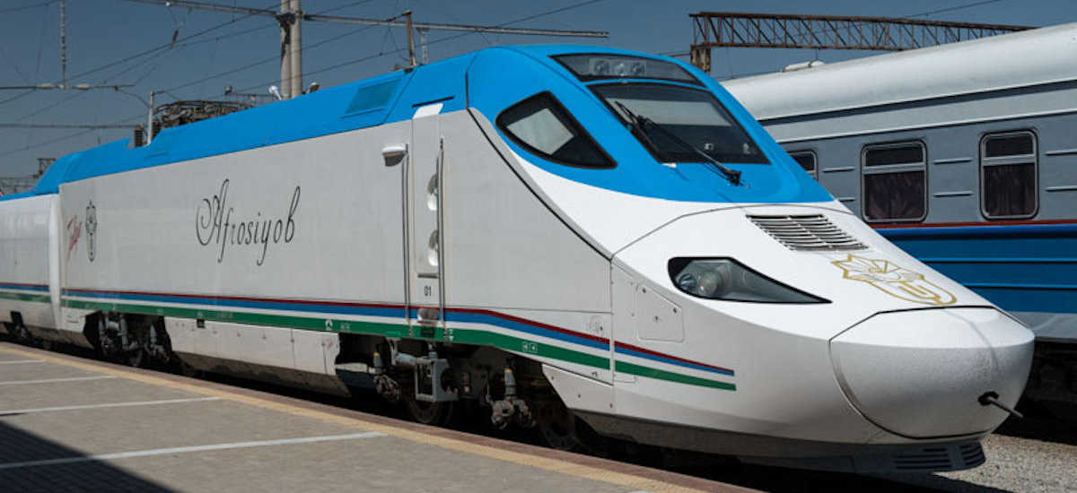 Le train à grande vitesse Afrosiyob en gare pour un voyage en Ouzbékistan en Asie centrale.