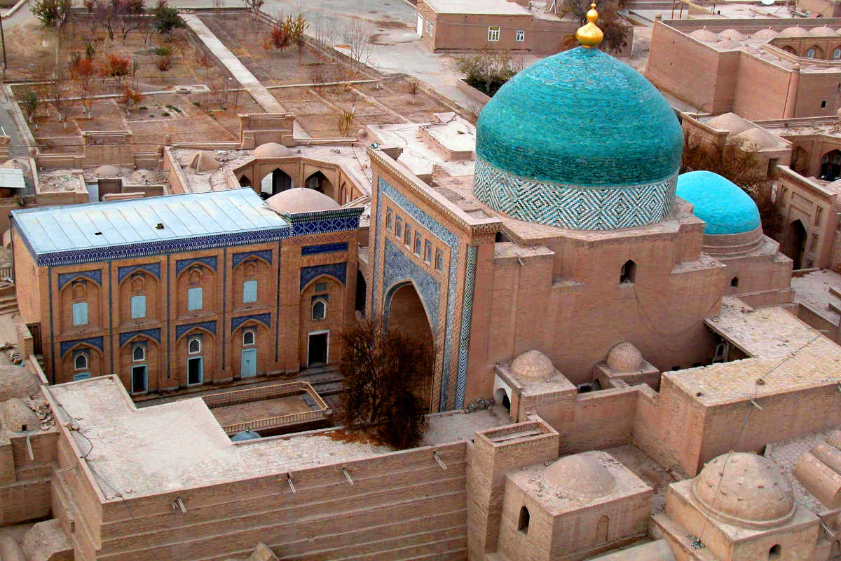 Vista aerea del Mausoleo di Pahlavon Mahmud con cupola turchese nella città vecchia UNESCO di Khiva, Uzbekistan.