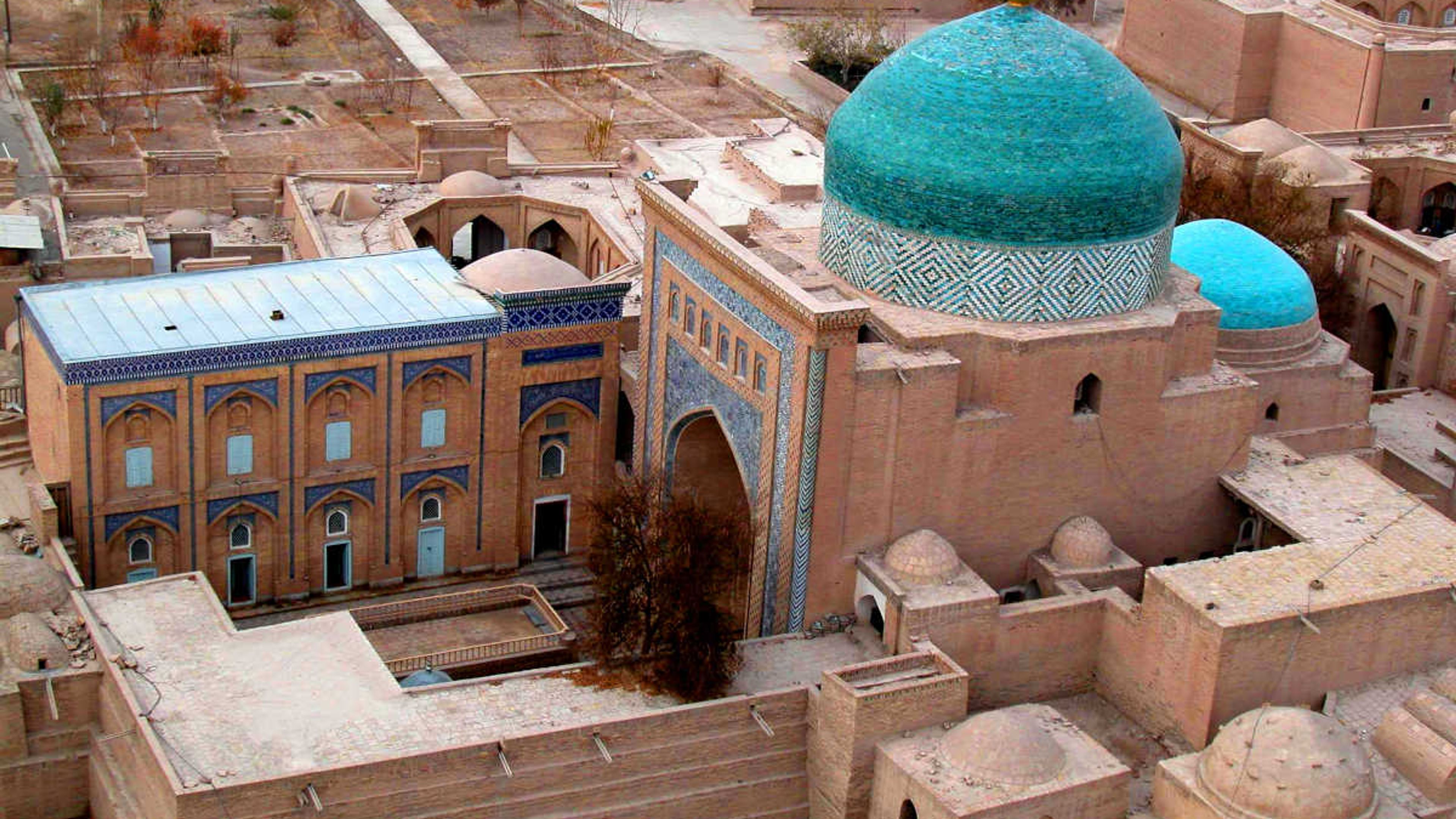 Vista aerea del Mausoleo di Pahlavon Mahmud con cupola turchese nella città vecchia UNESCO di Khiva, Uzbekistan.