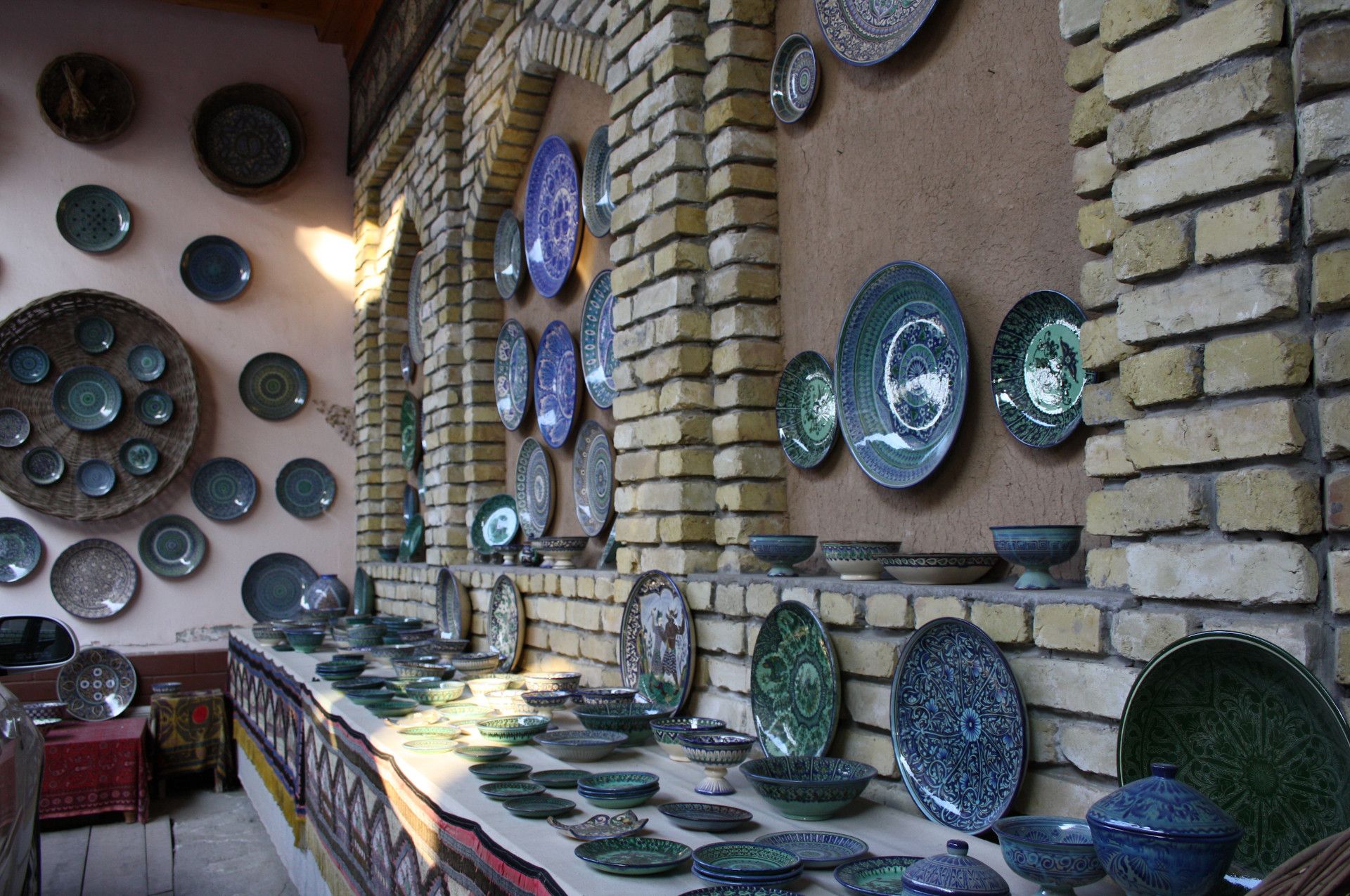Piatti in ceramica tradizionale blu e turchese esposti in un laboratorio a Rishton, Uzbekistan.