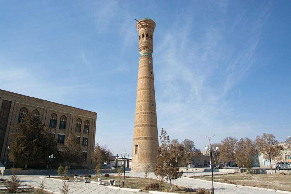 Storico minareto di Vabkent in Uzbekistan sotto un cielo azzurro, famosa attrazione turistica.