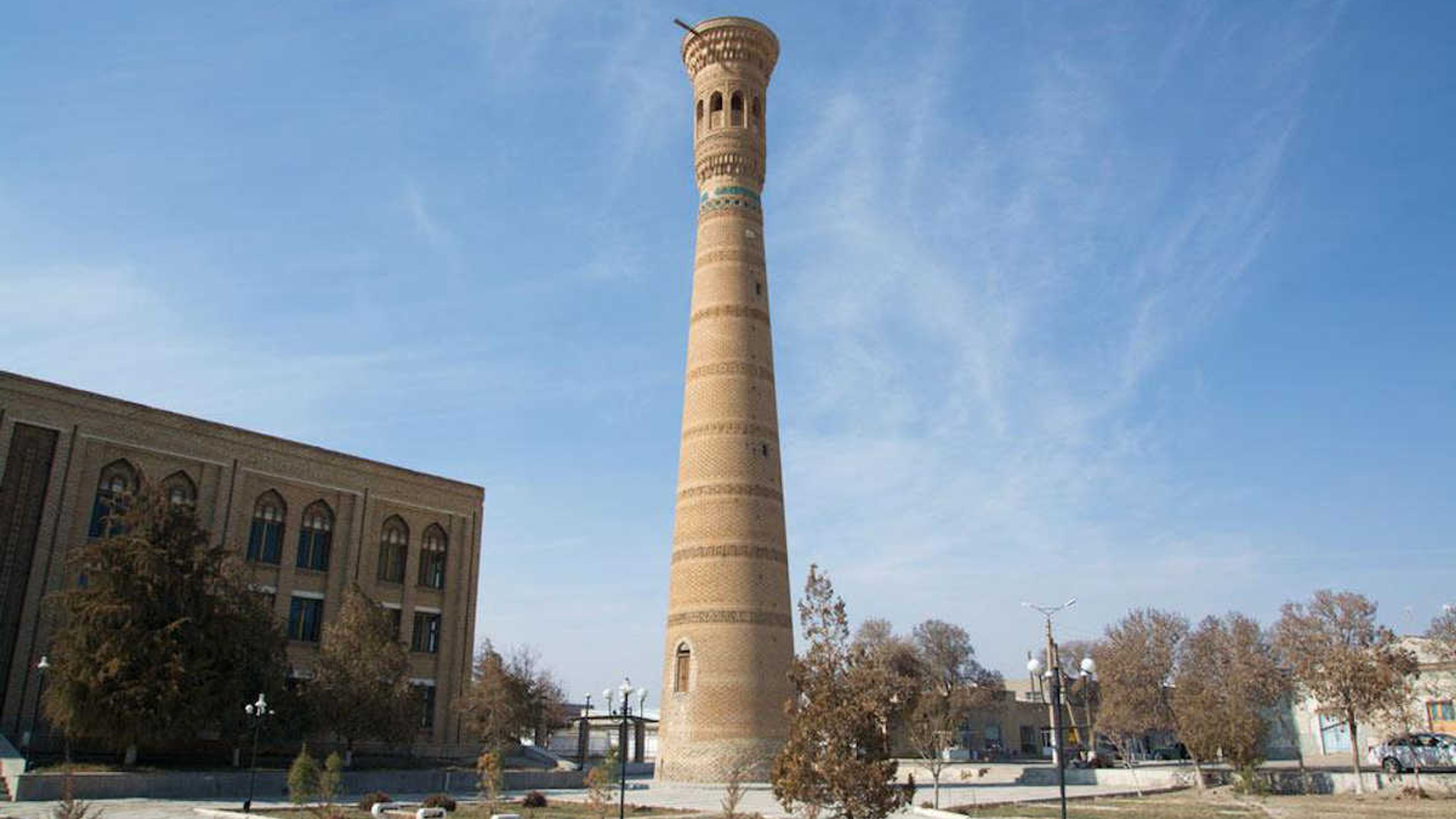 Storico minareto di Vabkent in Uzbekistan sotto un cielo azzurro, famosa attrazione turistica.