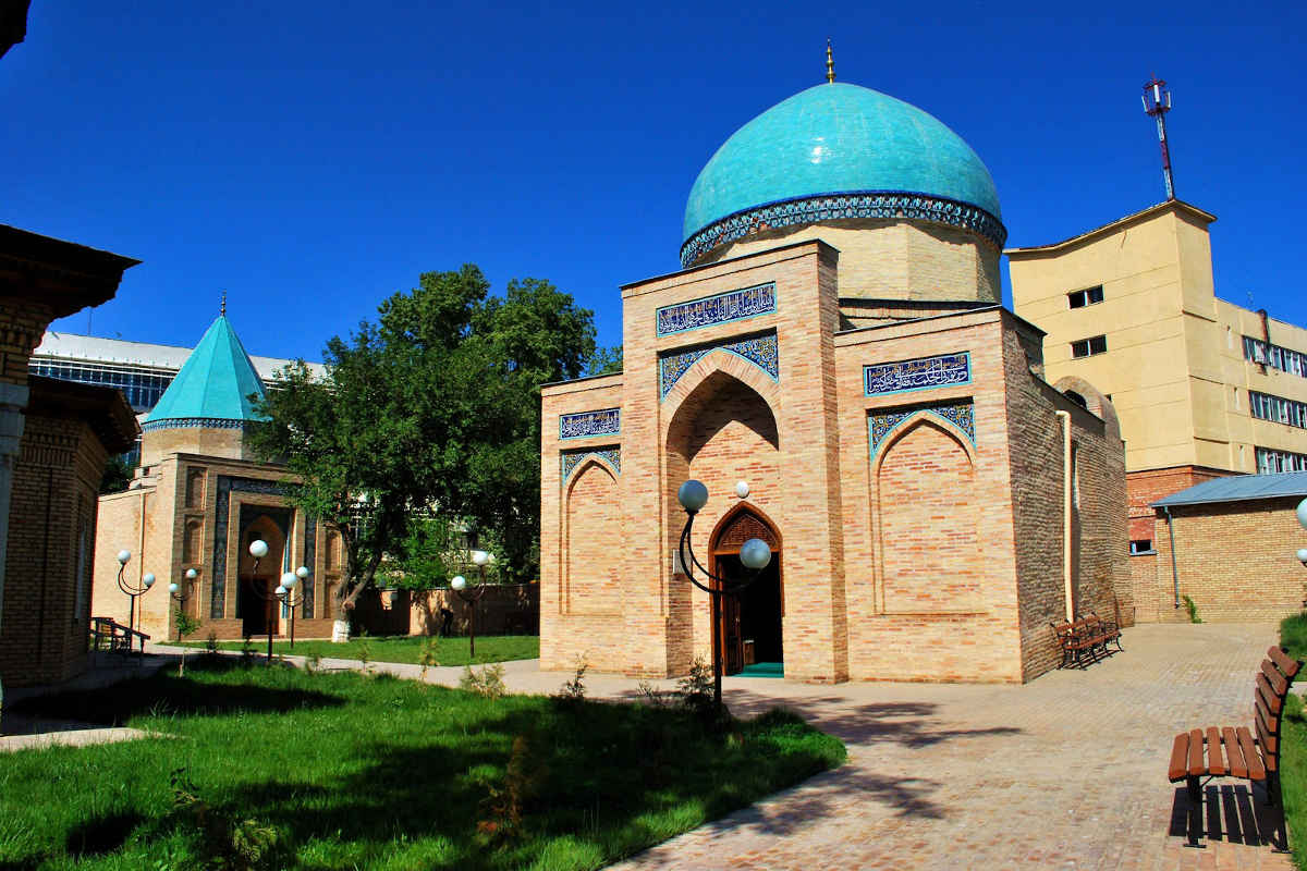 Mausolée de Yunus Khan à Tachkent, Ouzbékistan : site touristique historique doté d'un dôme bleu et d'une architecture islami