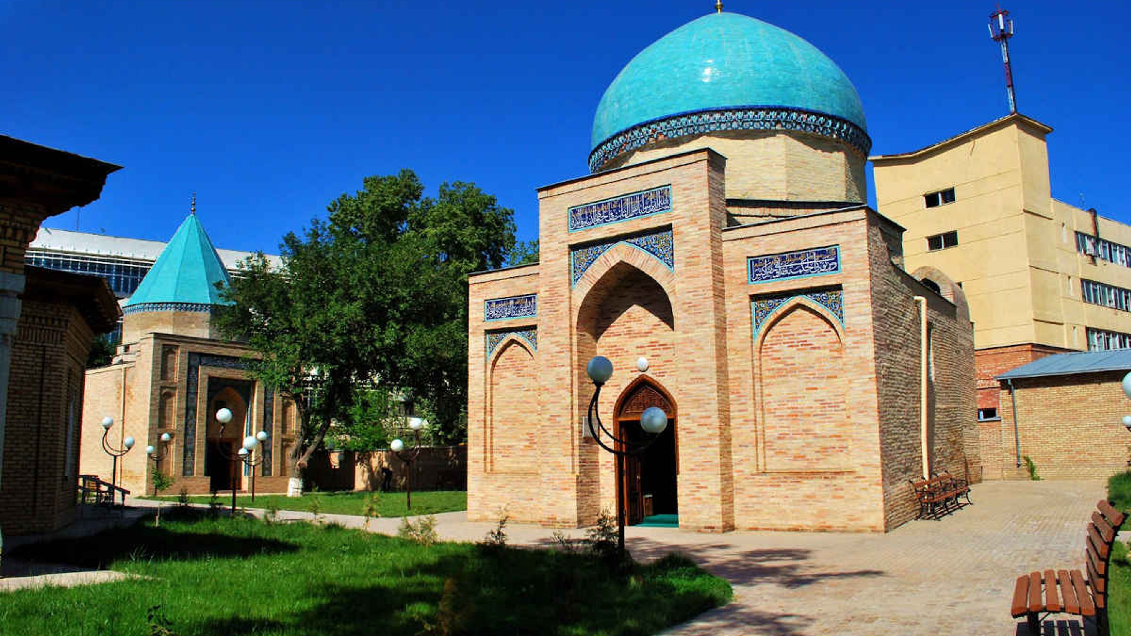 Mausolée de Yunus Khan à Tachkent, Ouzbékistan : site touristique historique doté d'un dôme bleu et d'une architecture islami