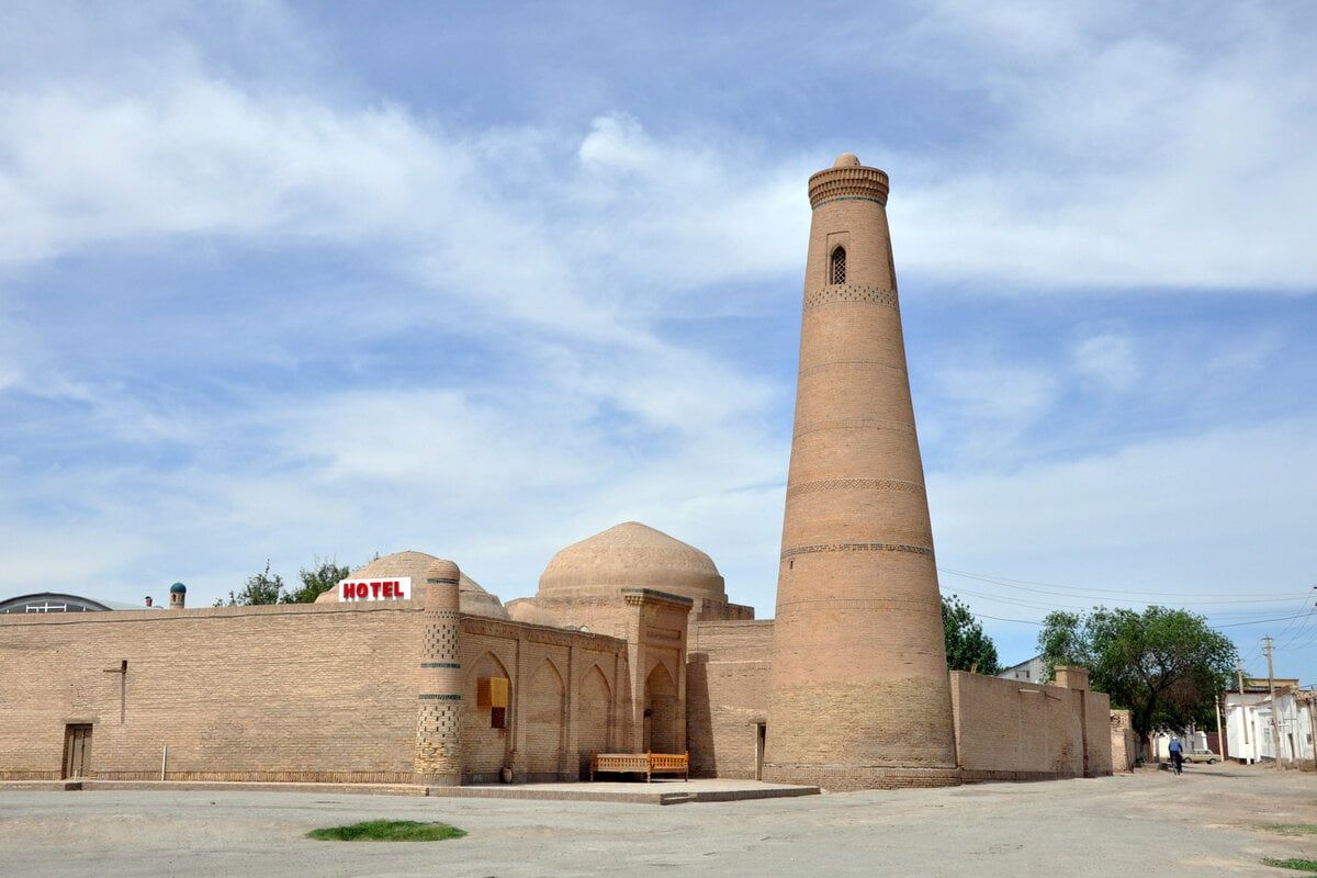 Complexe Sha Qalandar Bobo à Khiva Ouzbékistan avec minaret historique et dôme comme site touristique.