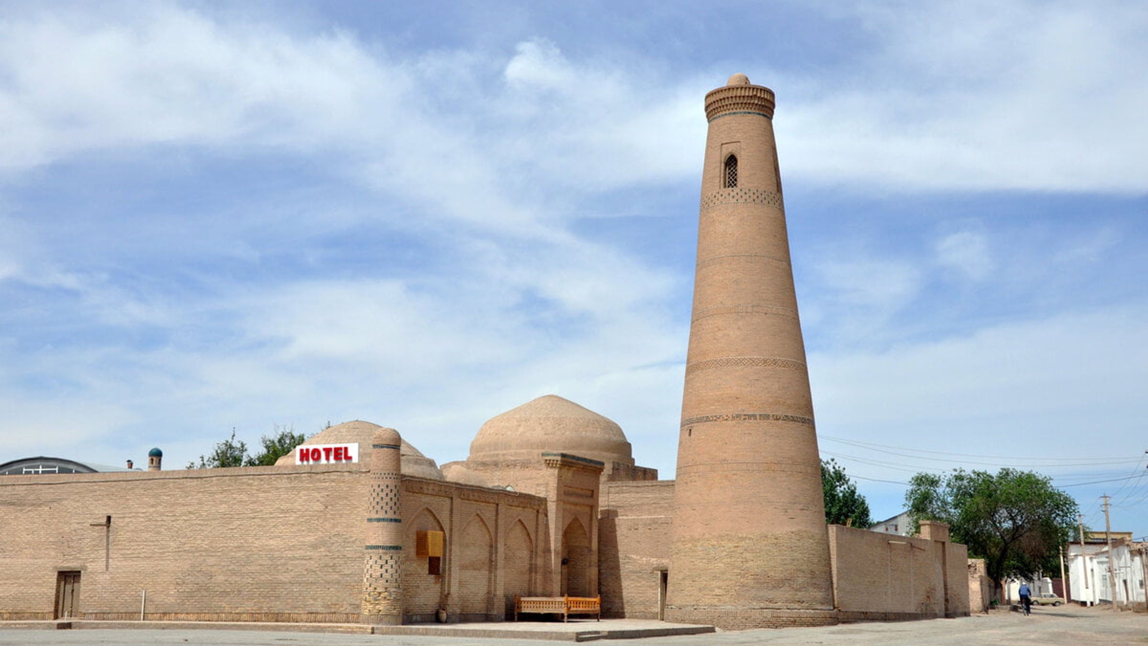 Sha Qalandar Bobo Komplex in Chiwa Usbekistan mit historischem Minarett und Kuppel als Sehenswürdigkeit.