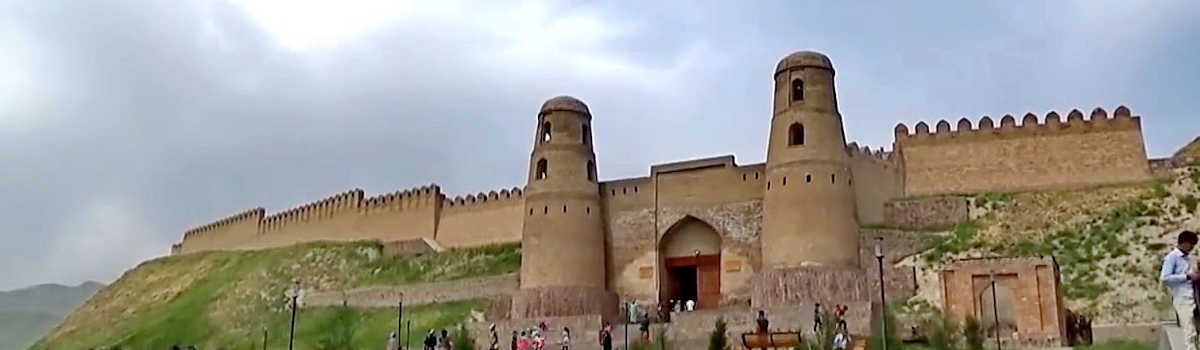 Fortezza di Mug a Istaravshan, Tagikistan: Storiche mura in mattoni di terra e torri.