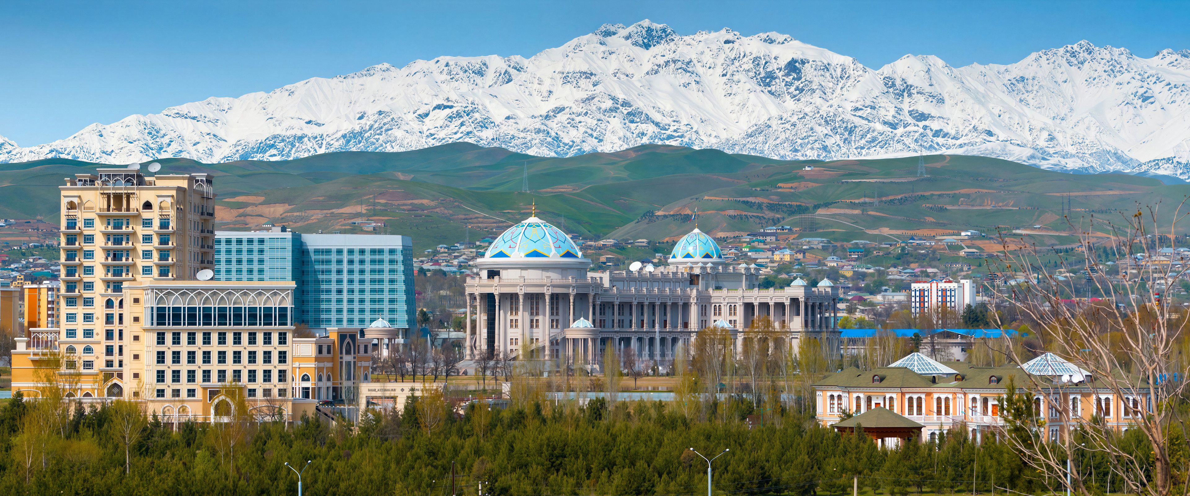 Skyline der Hauptstadt Duschanbe in Tadschikistan vor schneebedeckten Pamir-Bergen