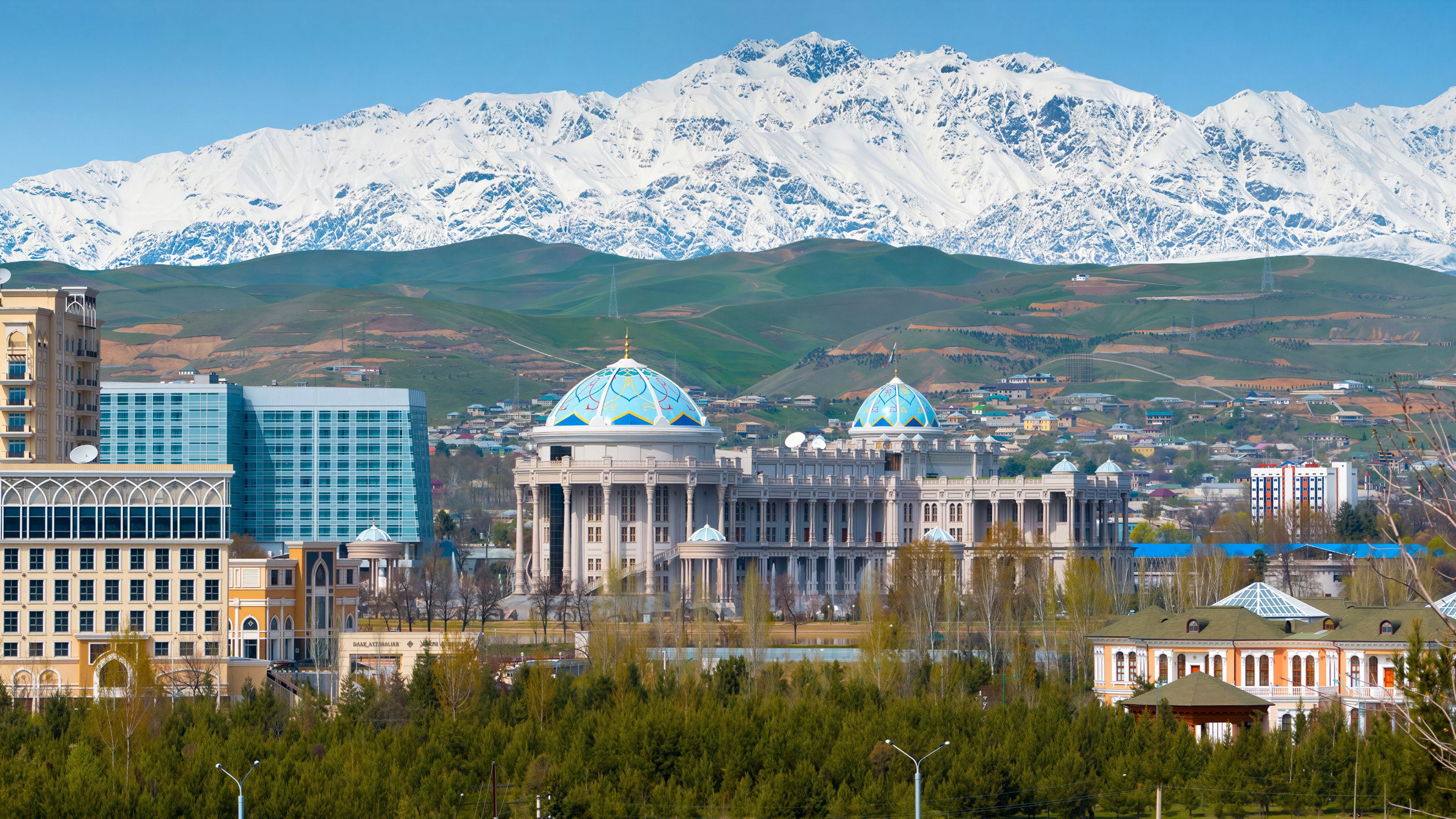 Skyline der Hauptstadt Duschanbe in Tadschikistan vor schneebedeckten Pamir-Bergen