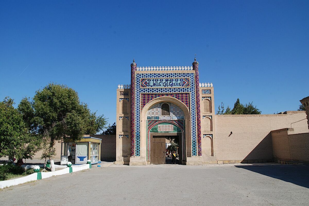 Grande cancello d'ingresso al Palazzo Sitorai Mohi Hosa a Bukhara, Uzbekistan, famosa attrazione.