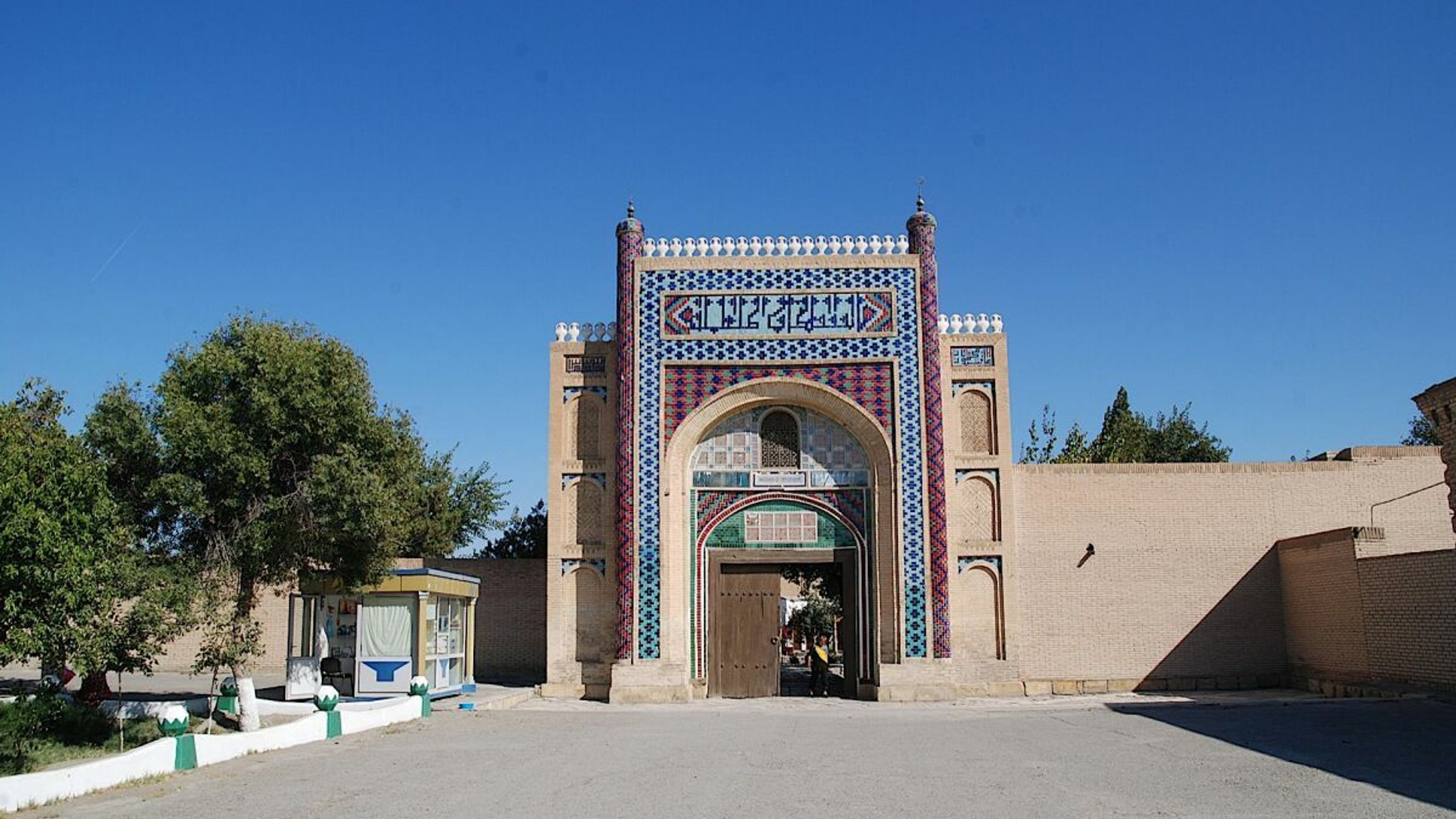 Grande cancello d'ingresso al Palazzo Sitorai Mohi Hosa a Bukhara, Uzbekistan, famosa attrazione.
