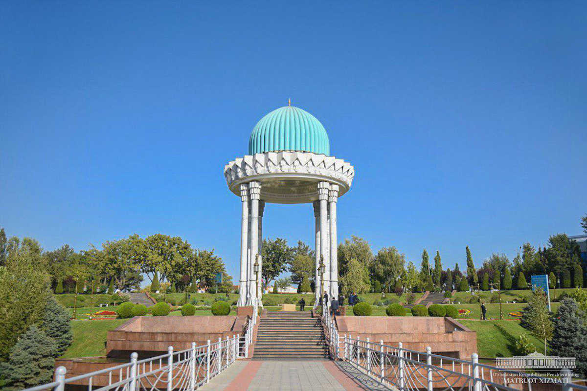 Monumento commemorativo Shahidlar Chotirasi a Tashkent, Uzbekistan: cupola turchese.