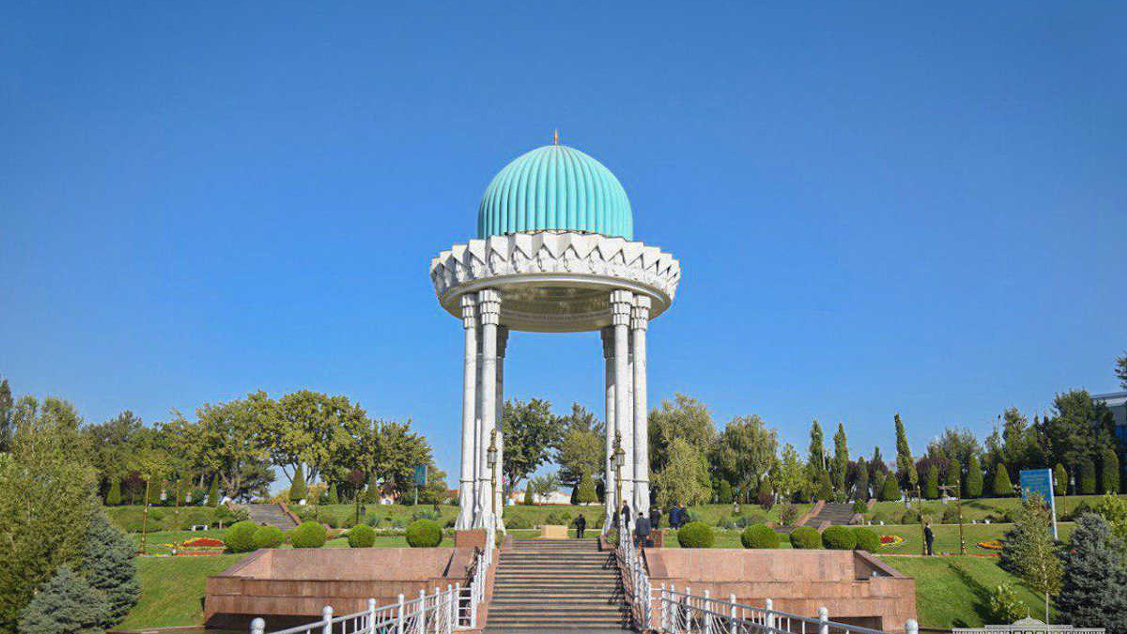 Monumento commemorativo Shahidlar Chotirasi a Tashkent, Uzbekistan: cupola turchese.