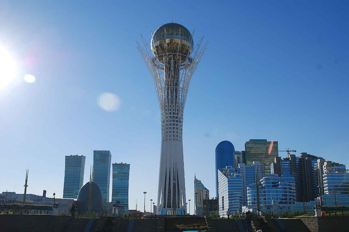 Il Monumento Baiterek, famosa attrazione e simbolo di Astana, Kazakistan, sullo sfondo di moderni grattacieli.
