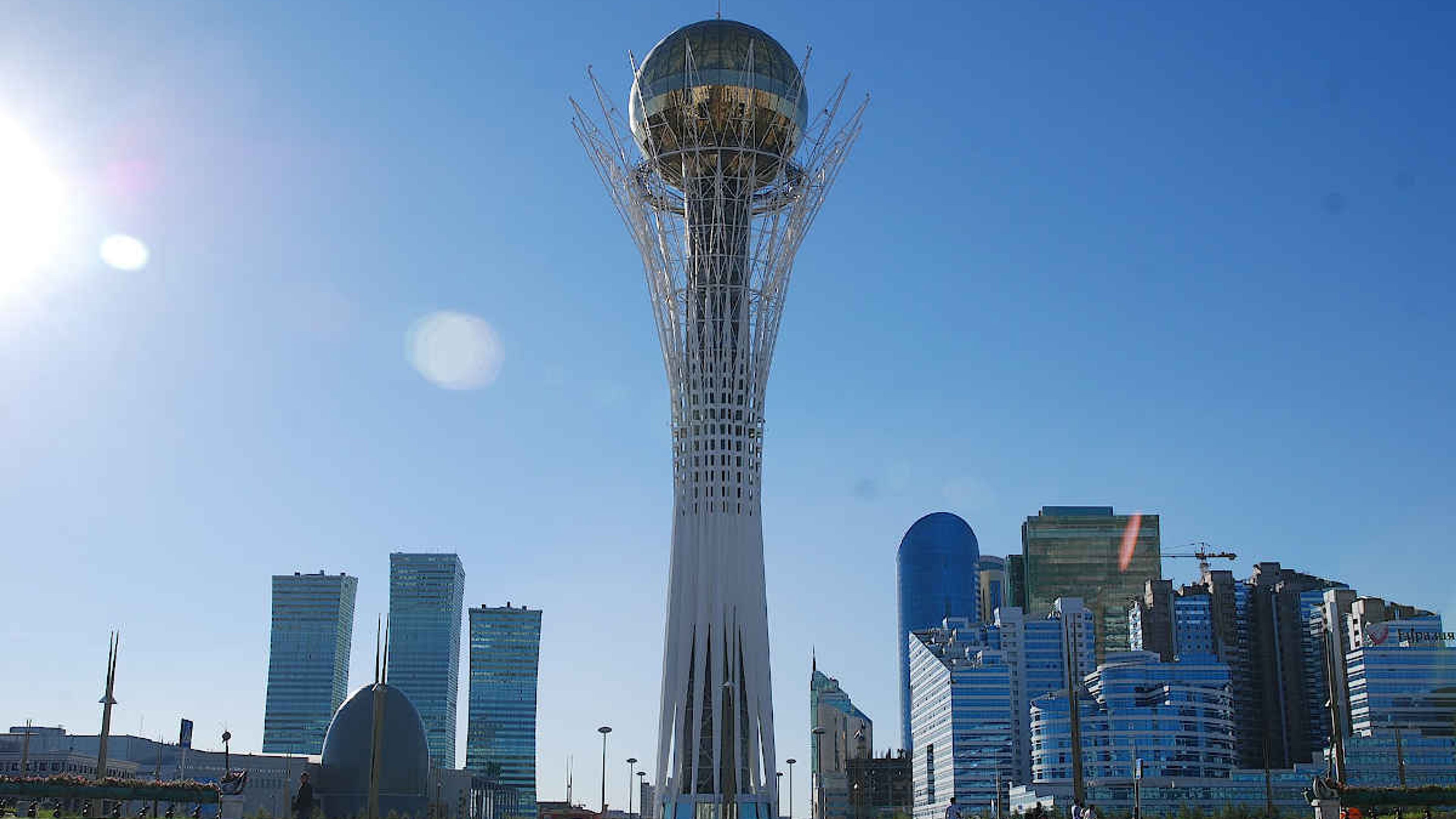 Il Monumento Baiterek, famosa attrazione e simbolo di Astana, Kazakistan, sullo sfondo di moderni grattacieli.