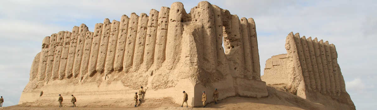 Ancienne forteresse en briques de terre à Mary, Turkménistan – Site historique.