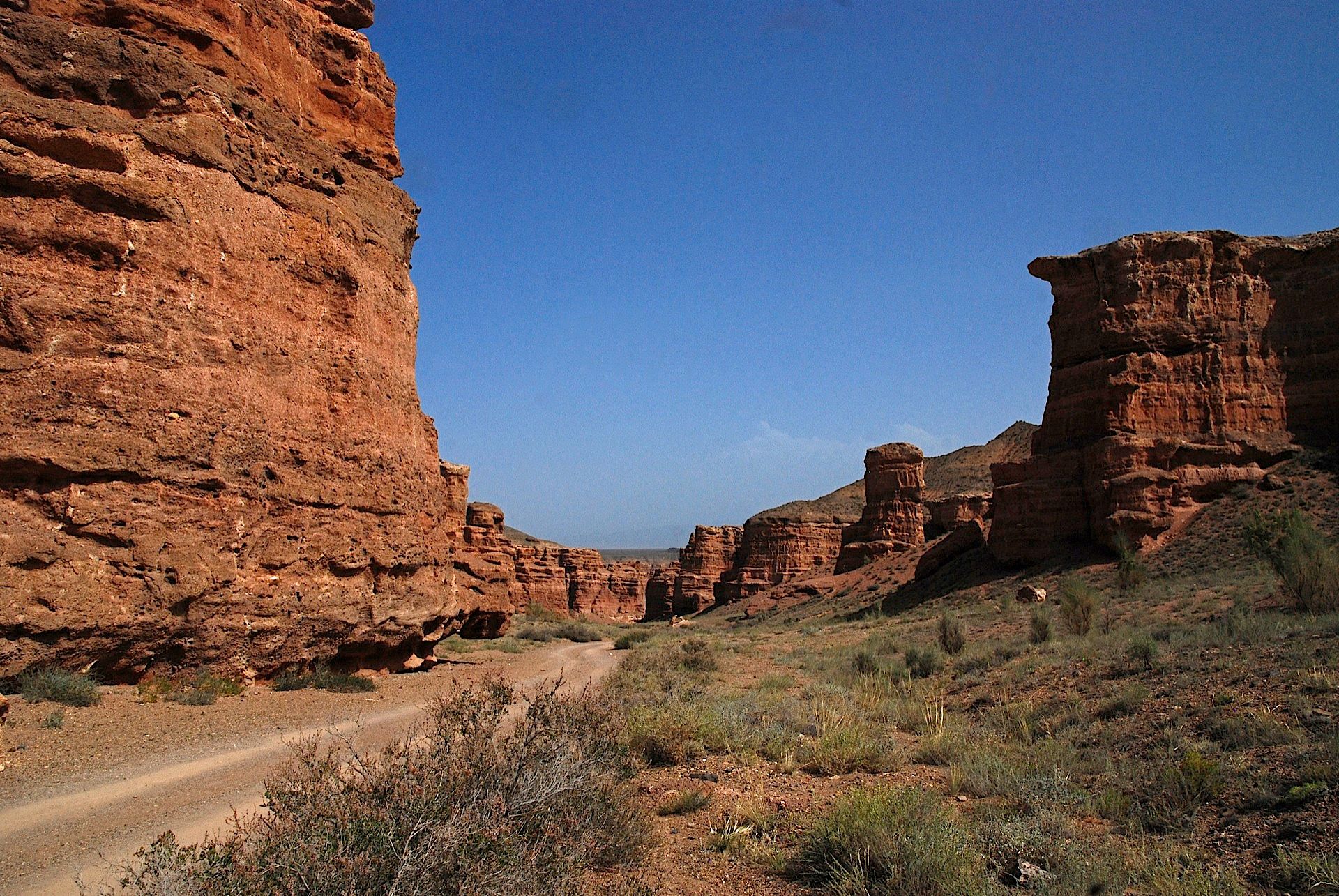 Imponenti formazioni di rocce rosse e sentiero nel Parco Nazionale di Charyn vicino ad Almaty, Kazakistan.