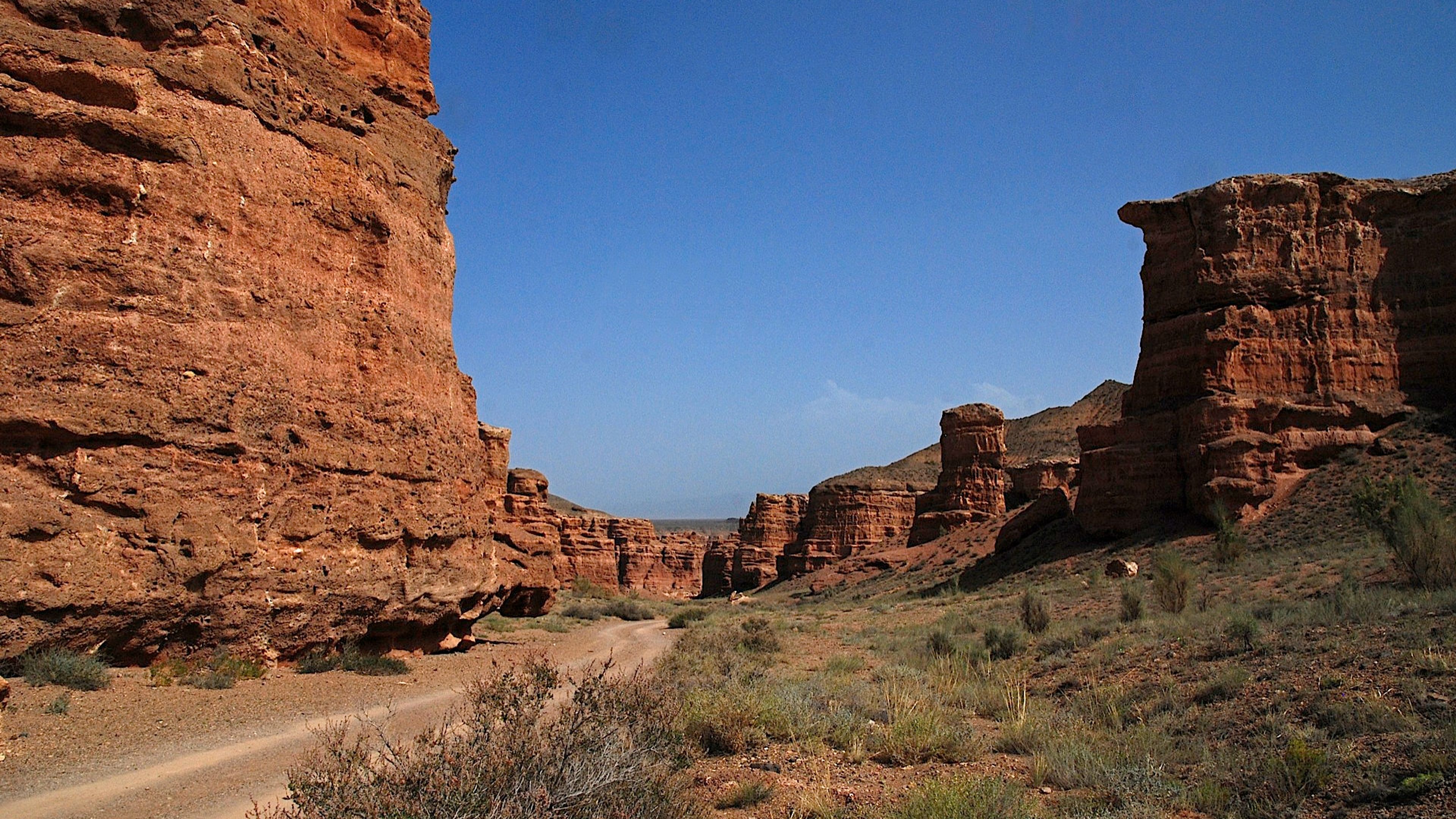 Imponenti formazioni di rocce rosse e sentiero nel Parco Nazionale di Charyn vicino ad Almaty, Kazakistan.