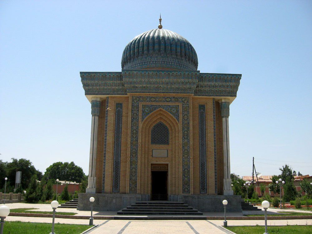 Das Abu Mansur al-Maturidi Mausoleum in Samarkand, Usbekistan: Sehenswürdigkeit mit blauer Kuppel.