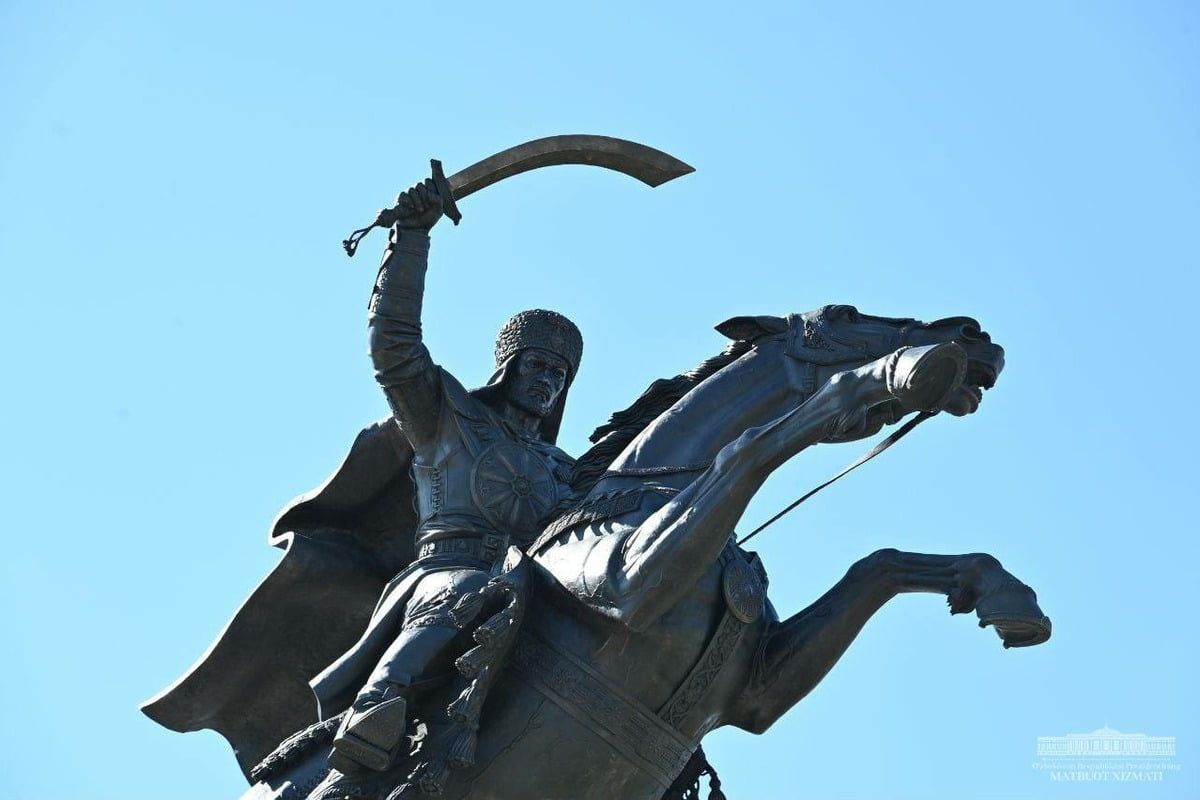Statue équestre de Jaloliddin Manguberdi en Ouzbékistan, voyage en Asie centrale.