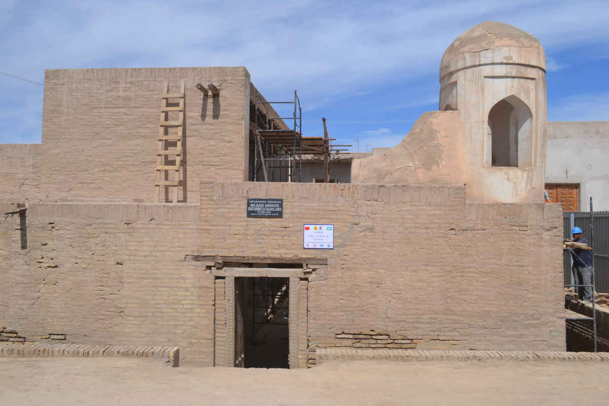 Moschea Hasan Murad Qushbegi a Khiva, Uzbekistan: Storico monumento con cupola e ingresso durante i lavori di restauro.