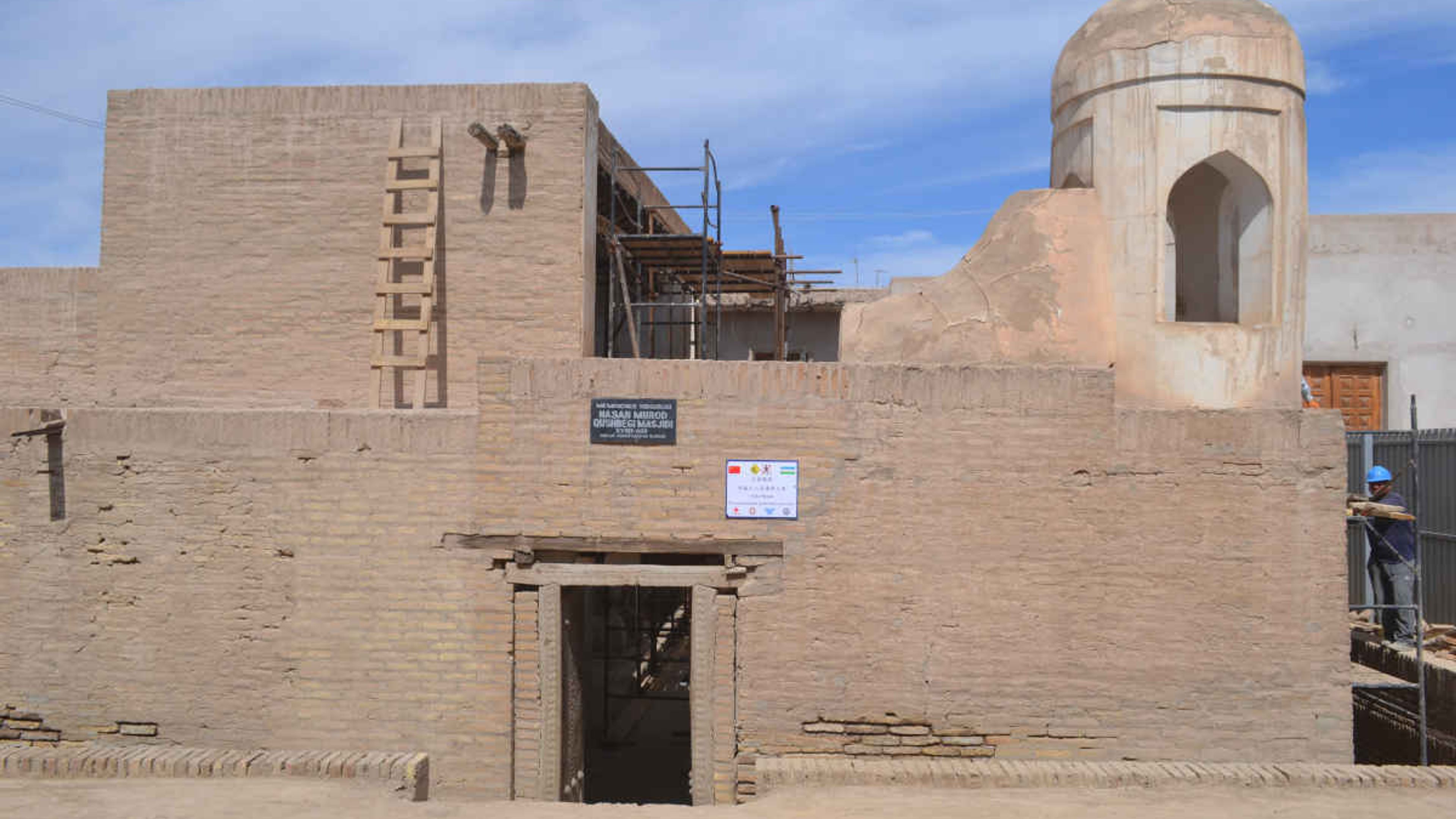 Moschea Hasan Murad Qushbegi a Khiva, Uzbekistan: Storico monumento con cupola e ingresso durante i lavori di restauro.