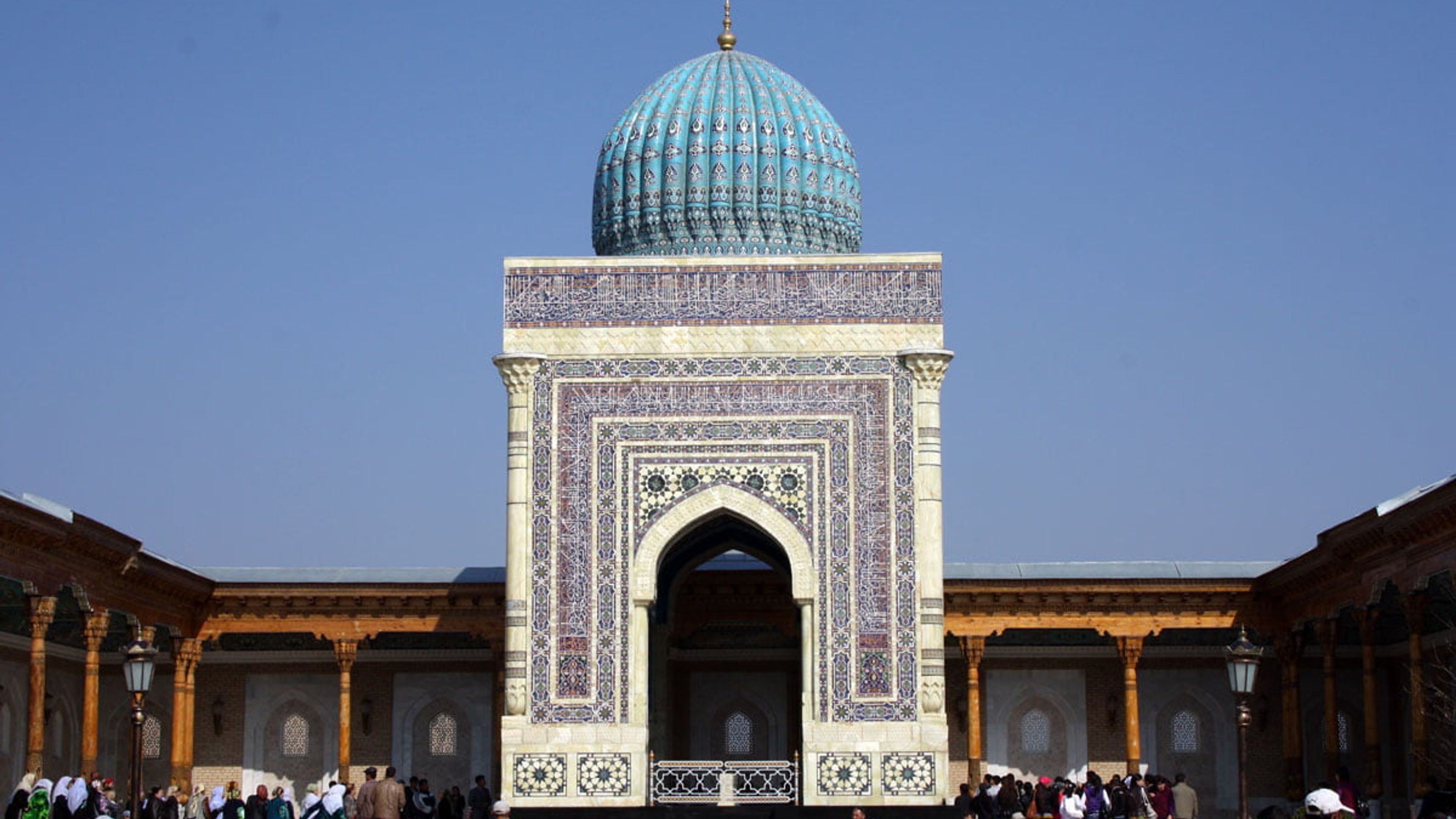 Complexe Imam al-Boukhari à Samarcande, Ouzbékistan : Monument incontournable avec dôme bleu et mosaïques.
